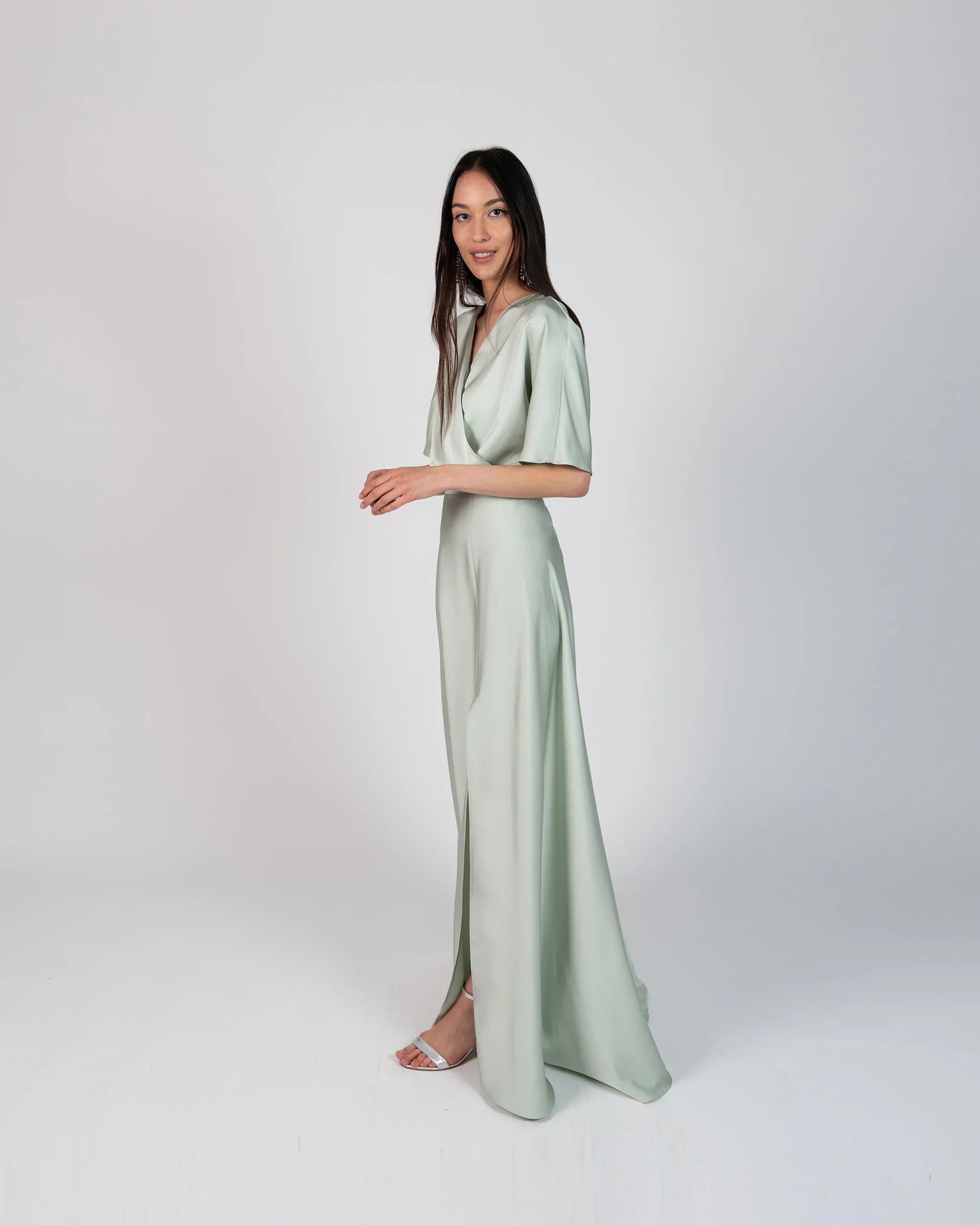 Abendkleid Zweiteiler in salbeigrün mit Satinbluse und bodenlangem Satinrock mit Schlitz