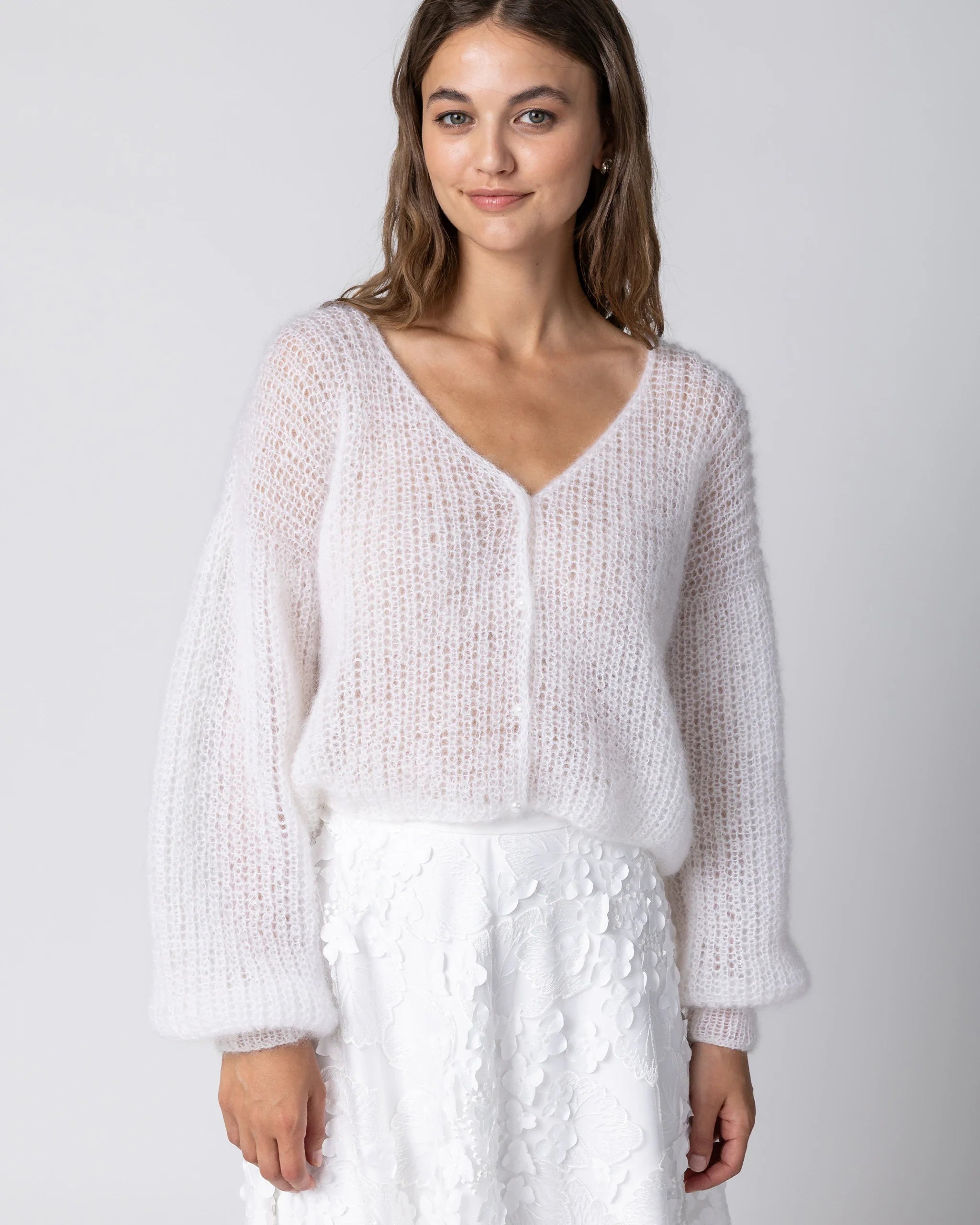Winter Standesamtkleid mit Mohair Cardigan & 3D Blumenrock Detailansicht vorne