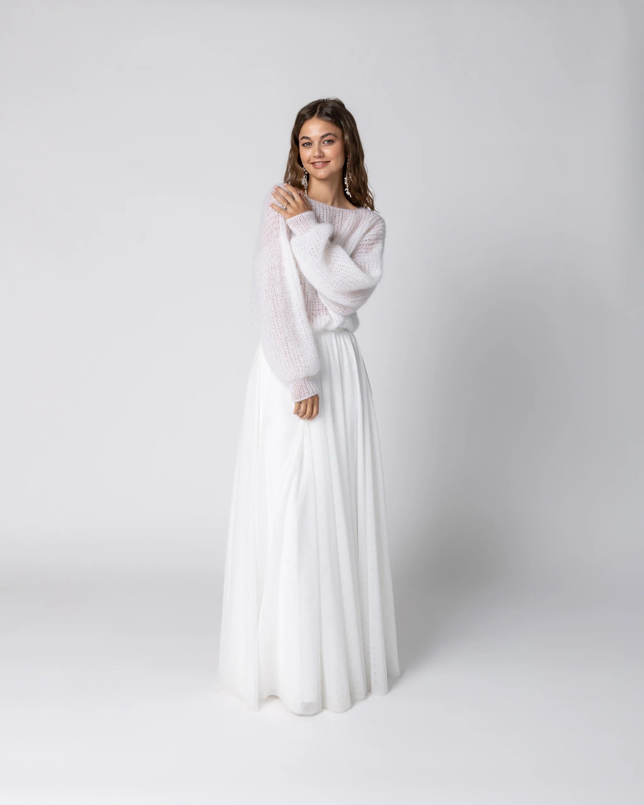Braut in Winter Brautkleid mit Mohair Cardigan und fliessendem Tüllrock in Ivory Ansicht vorne