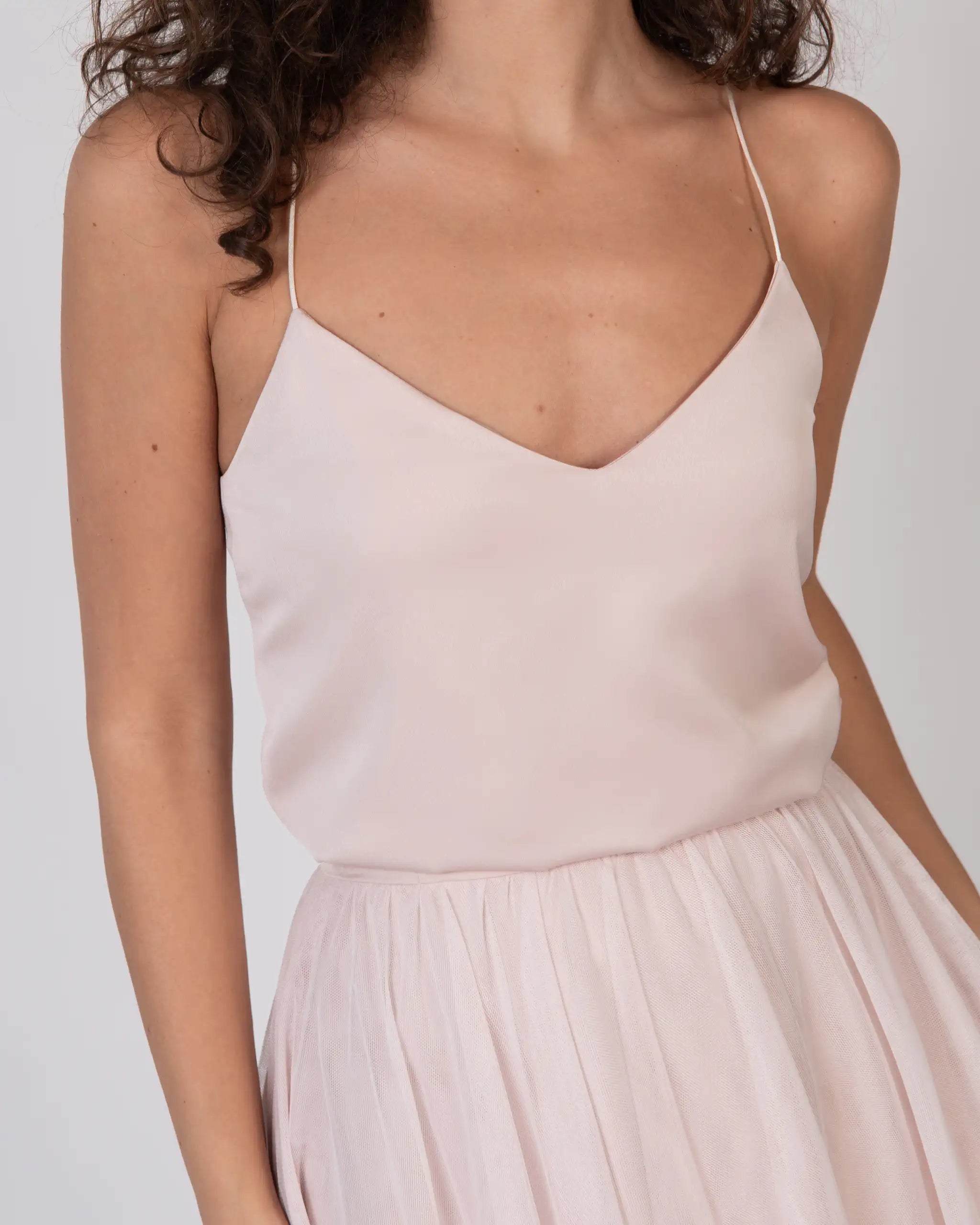 Sommerliches Abendkleid mit Trägertop und wadenlangem Tüllrock - Detailansicht Top