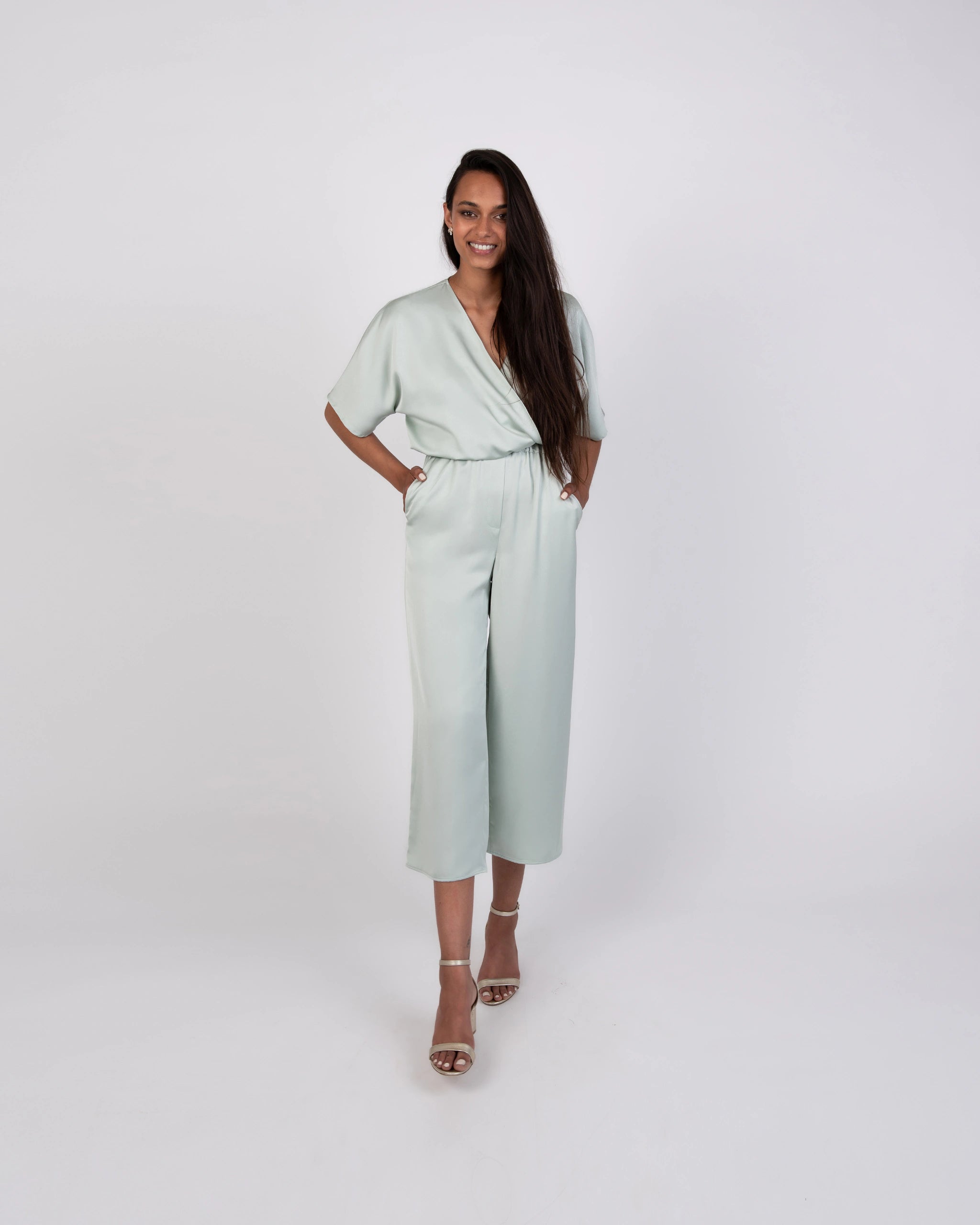 Moderner Jumpsuit mit Culotte aus Satin - Ansicht vorne