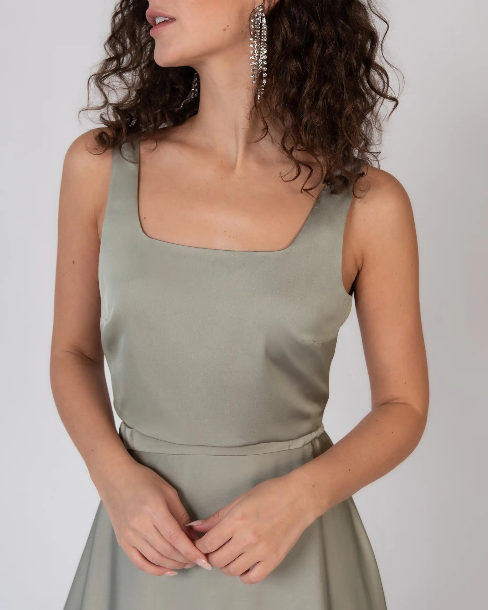 Modernes Abendkleid mit Crop Top und A-Linien Satinrock in Olive - Detailansicht Top