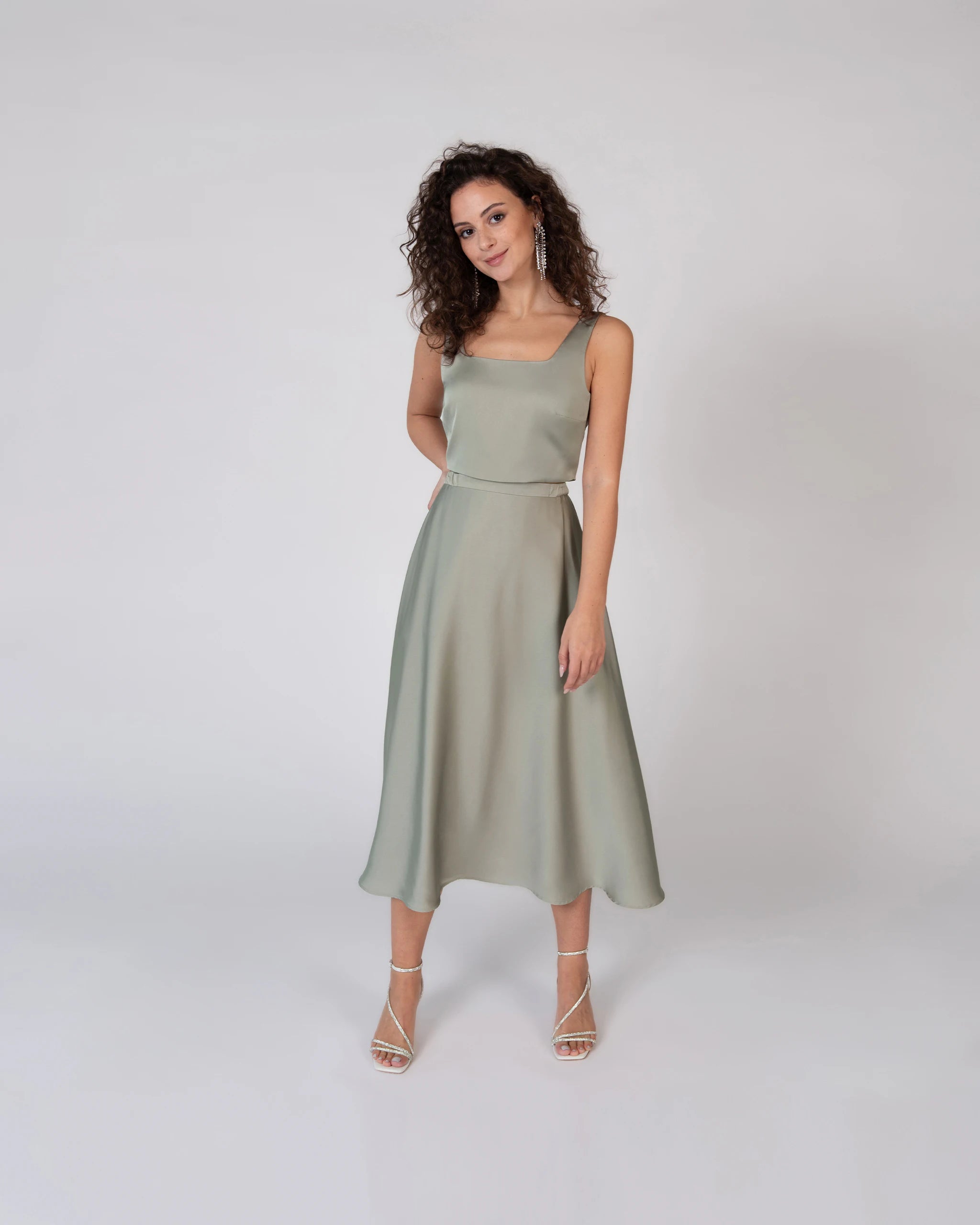 Modernes Abendkleid mit Crop Top und A-Linien Satinrock in Olive - Ansicht vorne