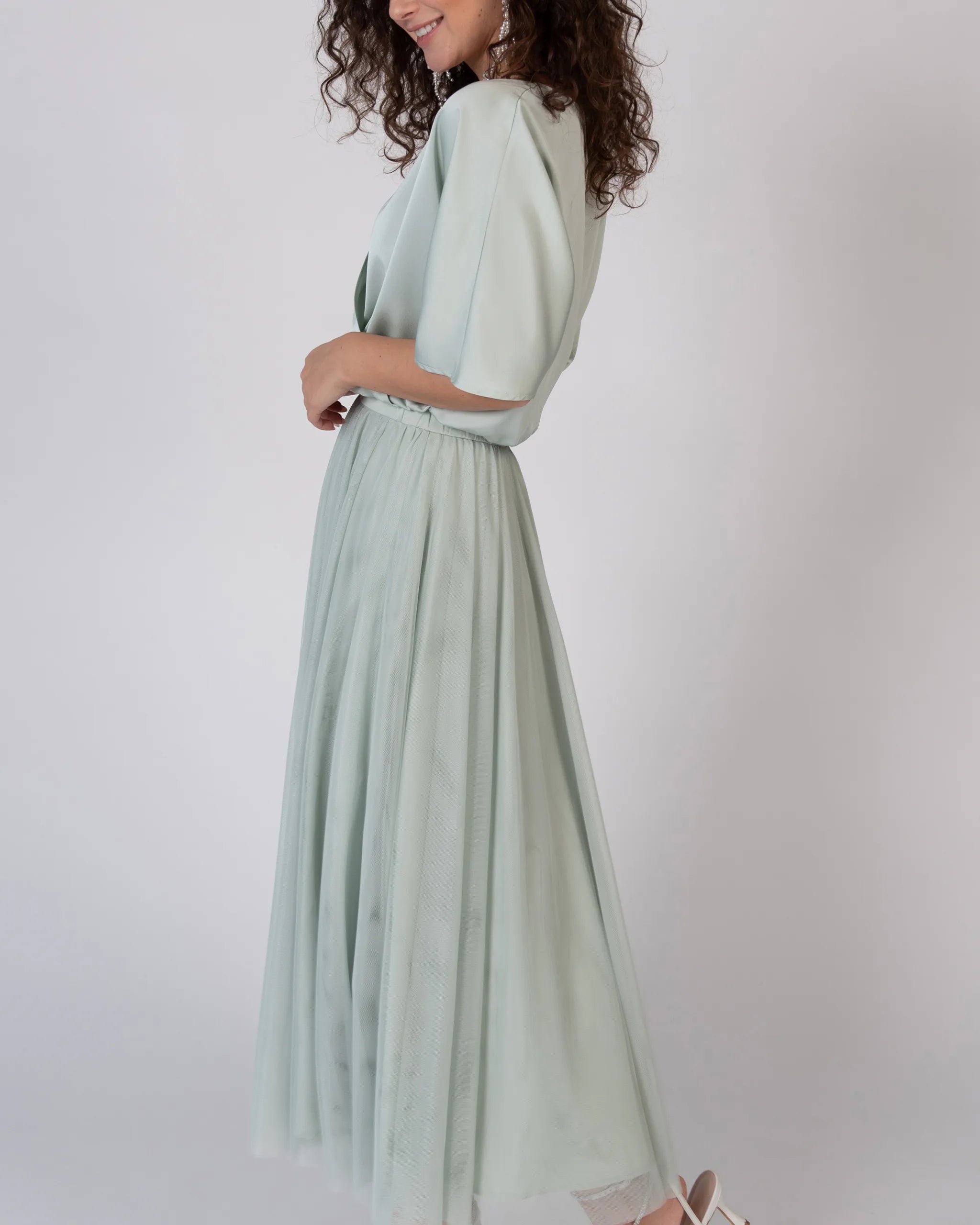 Festliches Ballkleid mit kurzarm Satinbluse und wadenlangem Tüllrock - Detailansicht Seite