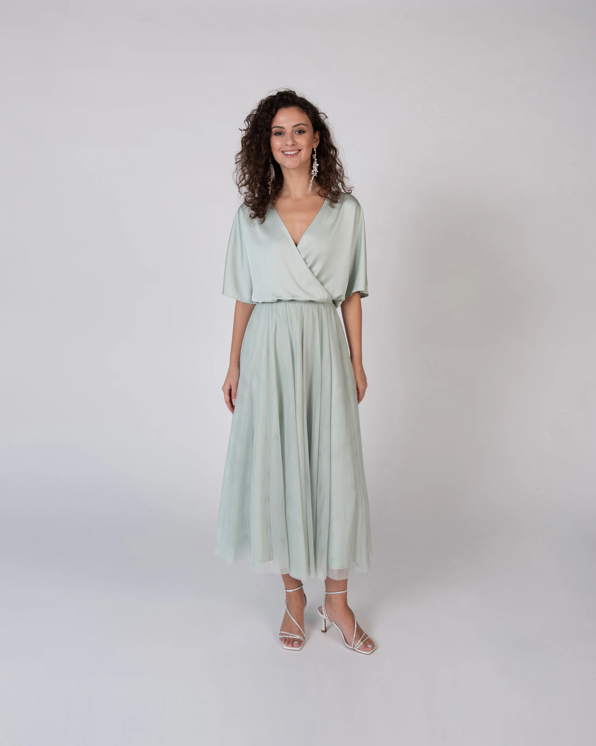 Festliches Ballkleid mit kurzarm Satinbluse und wadenlangem Tüllrock - Ansicht vorne