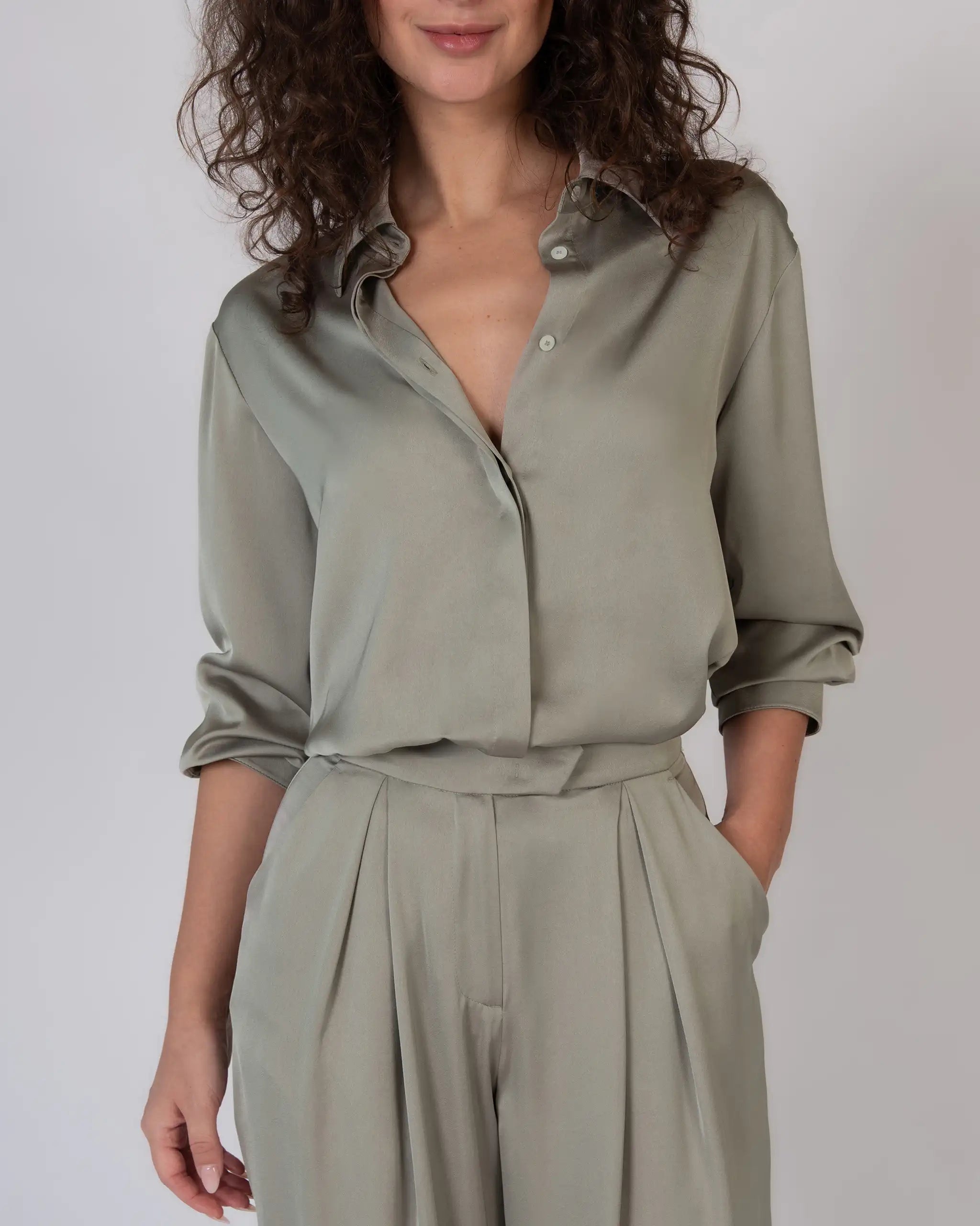 Cleaner Abendkleid Zweiteiler mit weiter Hose und Satinbluse - Detailansicht vorne