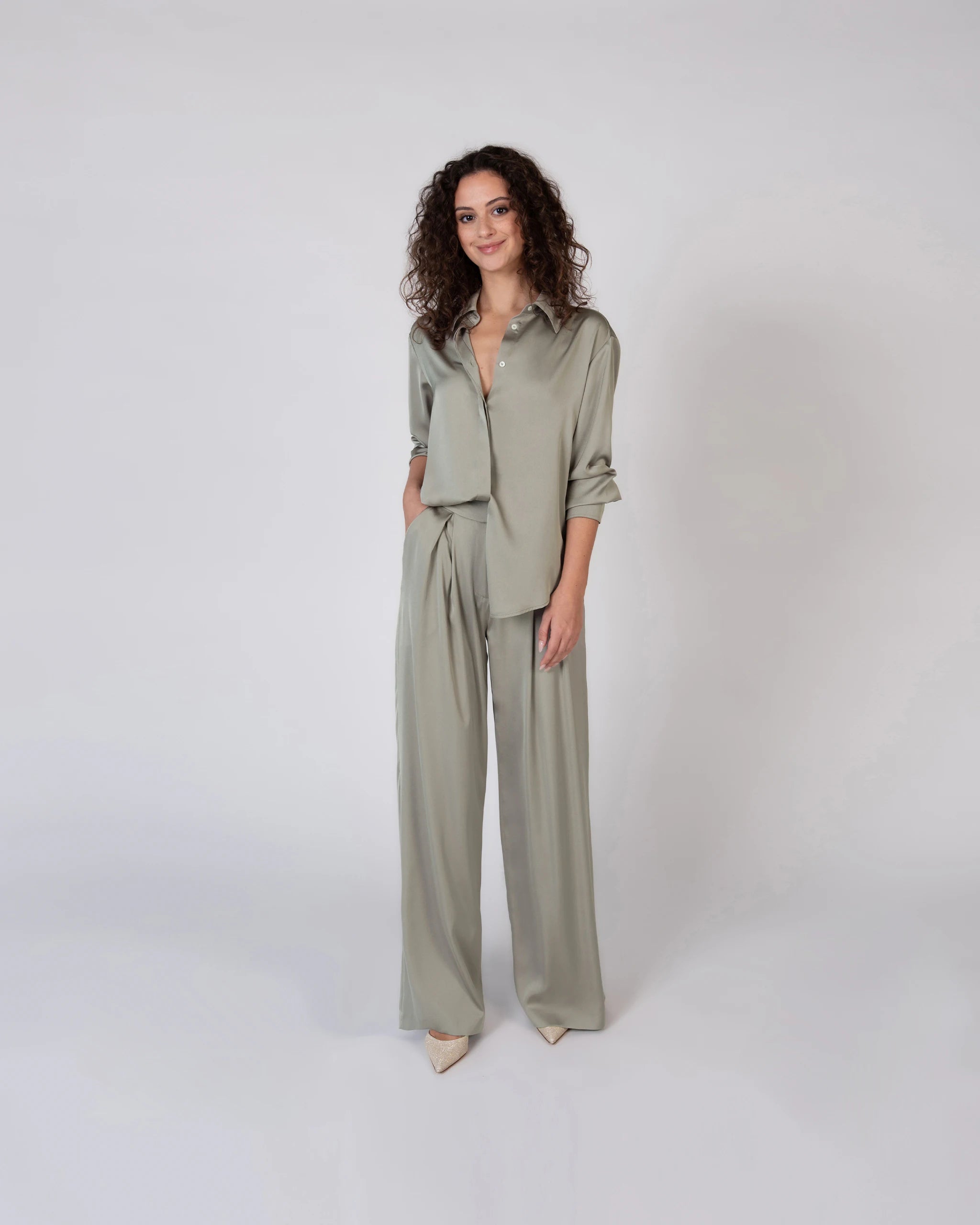 Cleaner Abendkleid Zweiteiler mit weiter Hose und Satinbluse - Ansicht vorne