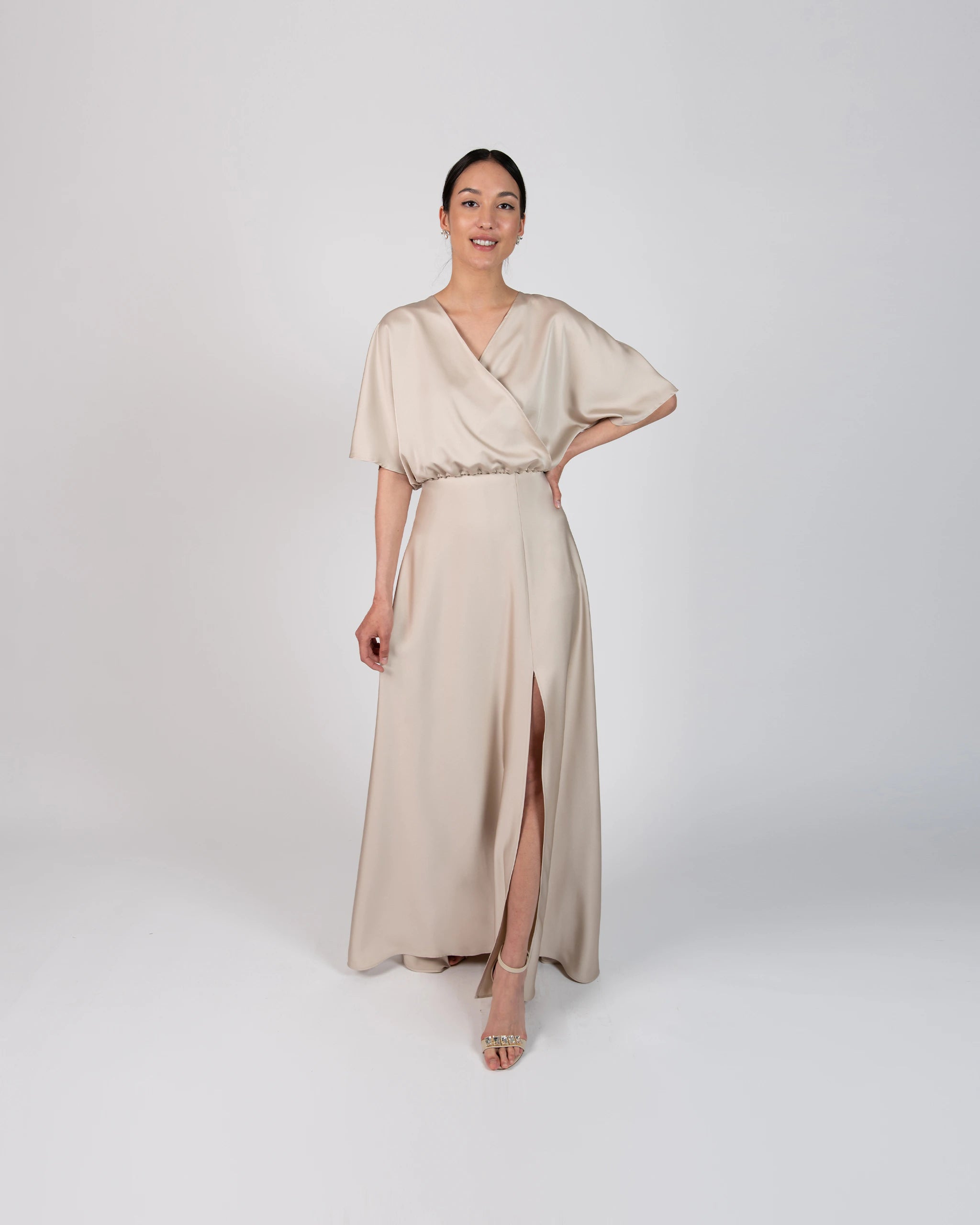 Abendkleid mit bodenlangem Satinrock mit Schlitz in beige - Ansicht vorne
