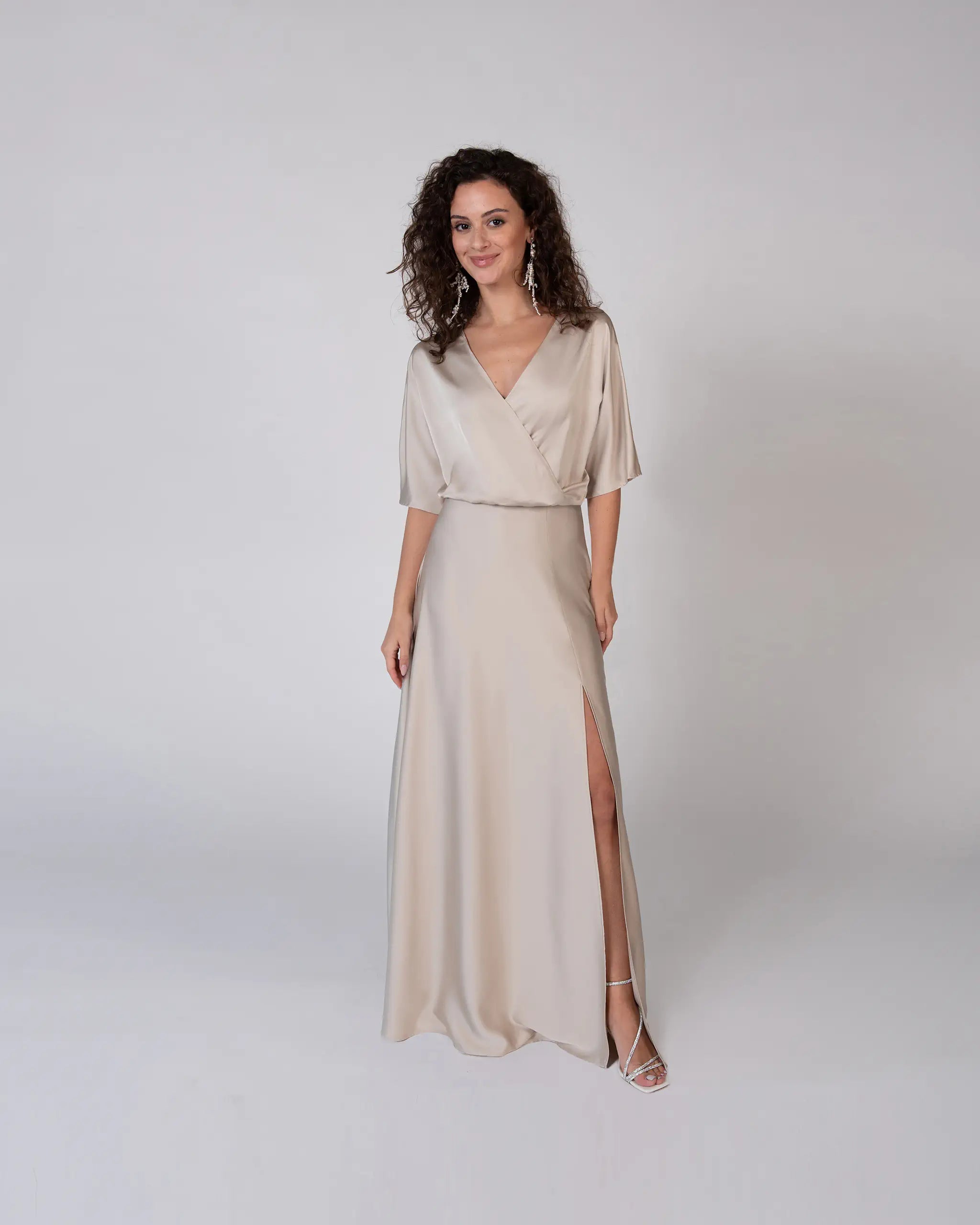 Abendkleid mit bodenlangem Satinrock mit Schlitz in beige - Ansicht vorne