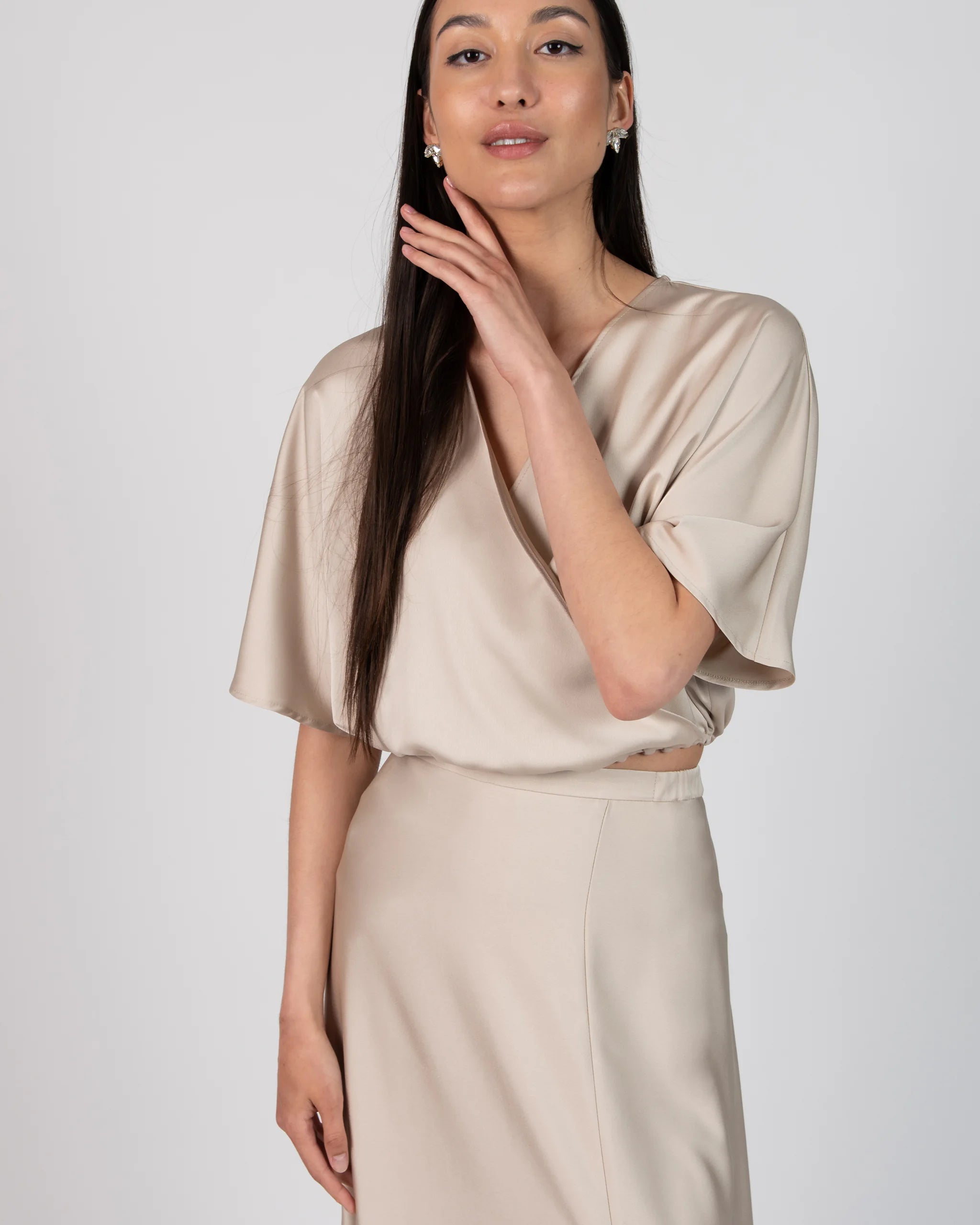 Abendkleid mit bodenlangem Satinrock mit Schlitz in beige - Detailansicht