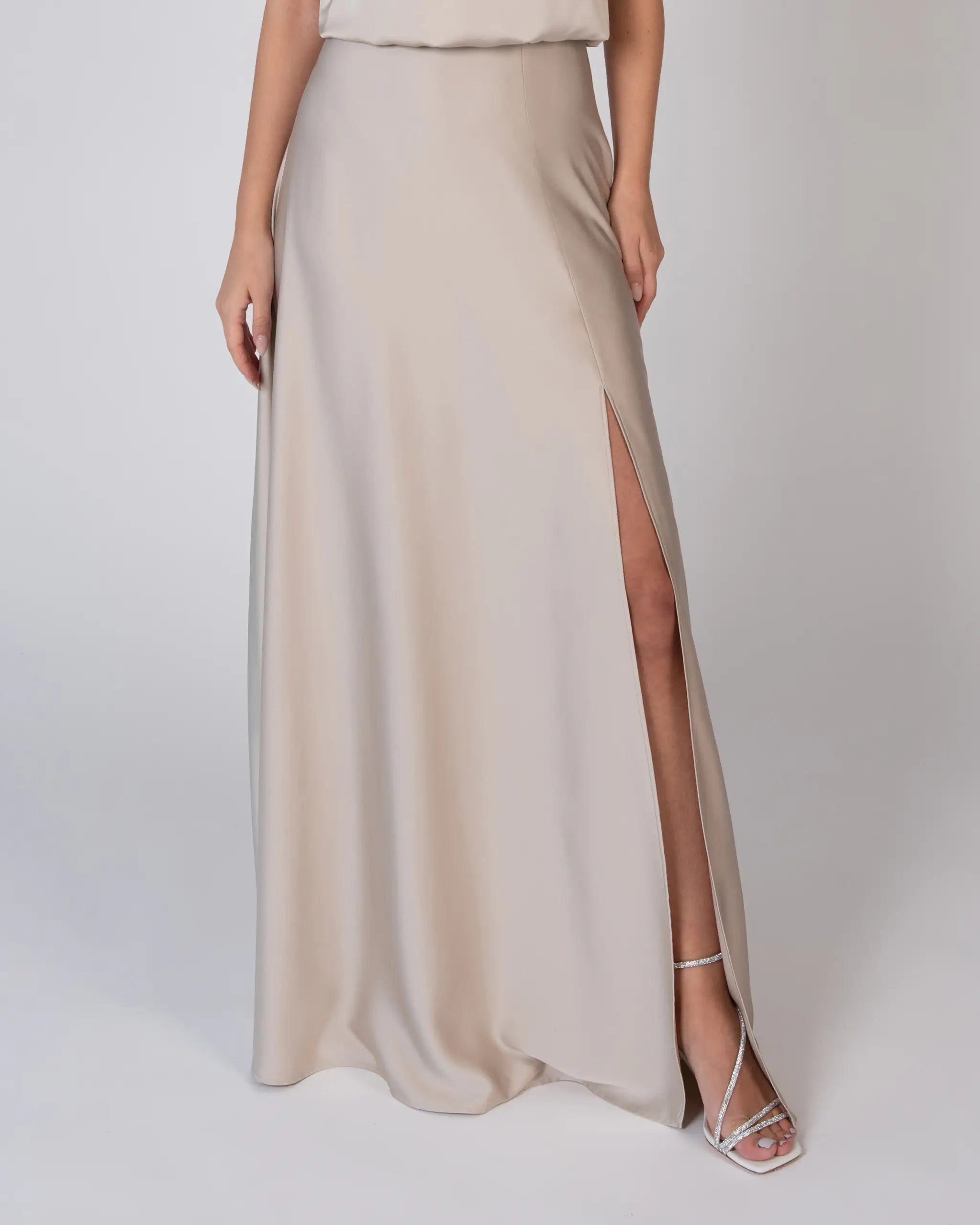 Abendkleid mit bodenlangem Satinrock mit Schlitz in beige - Detailansicht
