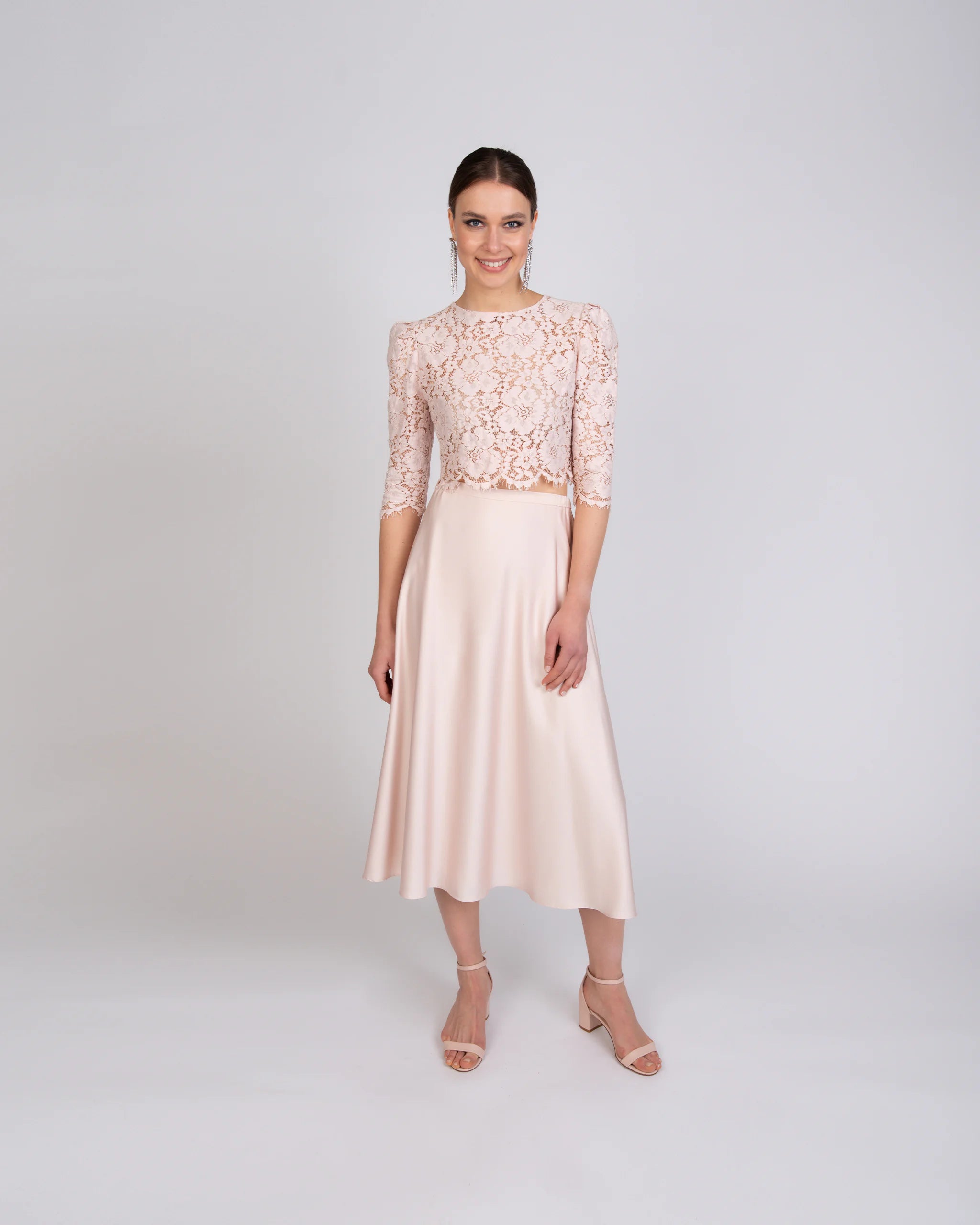Hochwertiges Abendkleid mit Croptop aus Vintage Spitze und Satinrock - Ansicht vorne