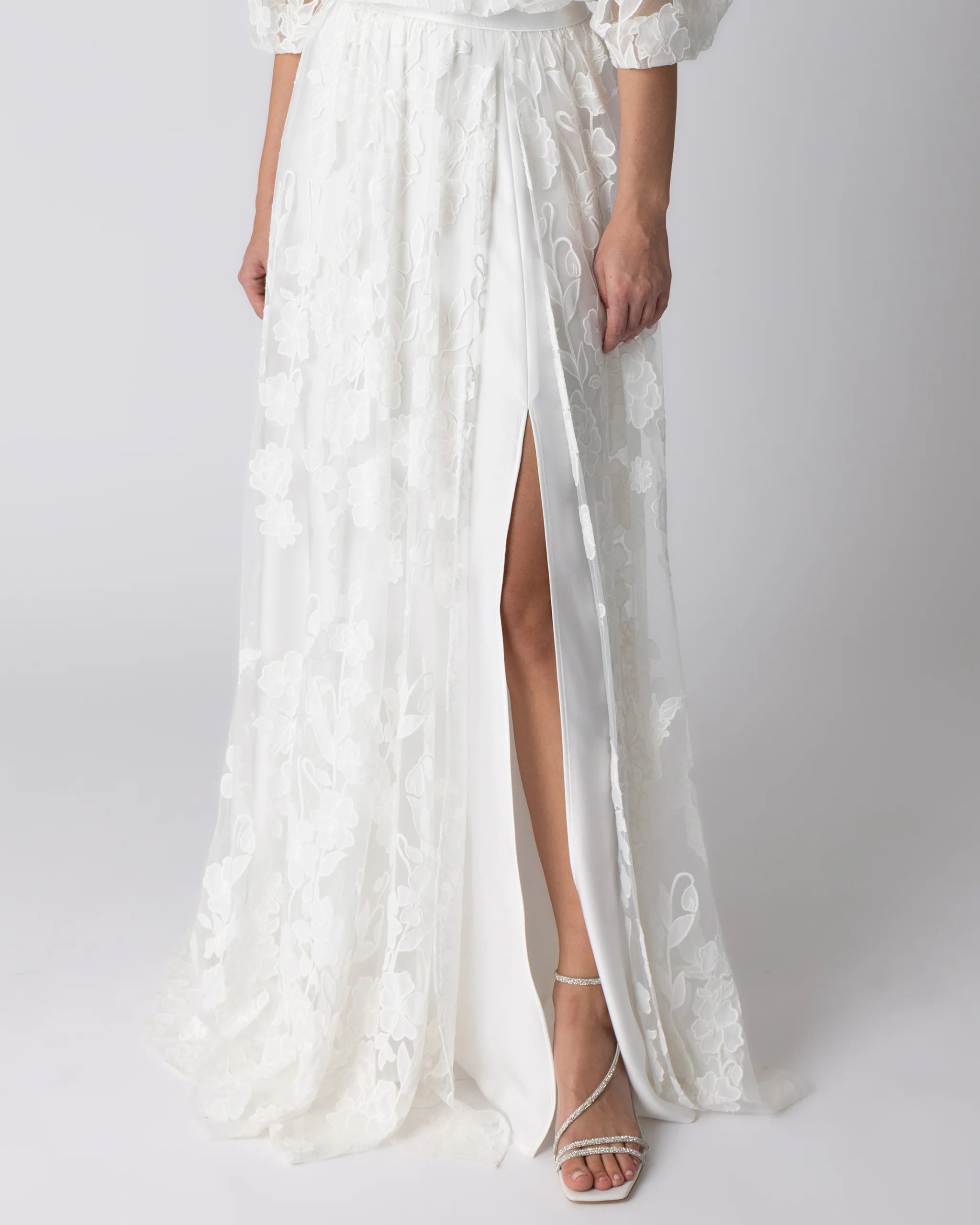 Bodenlanger Überrock aus Tüll mit Blumen bestickt Detailansicht vorne