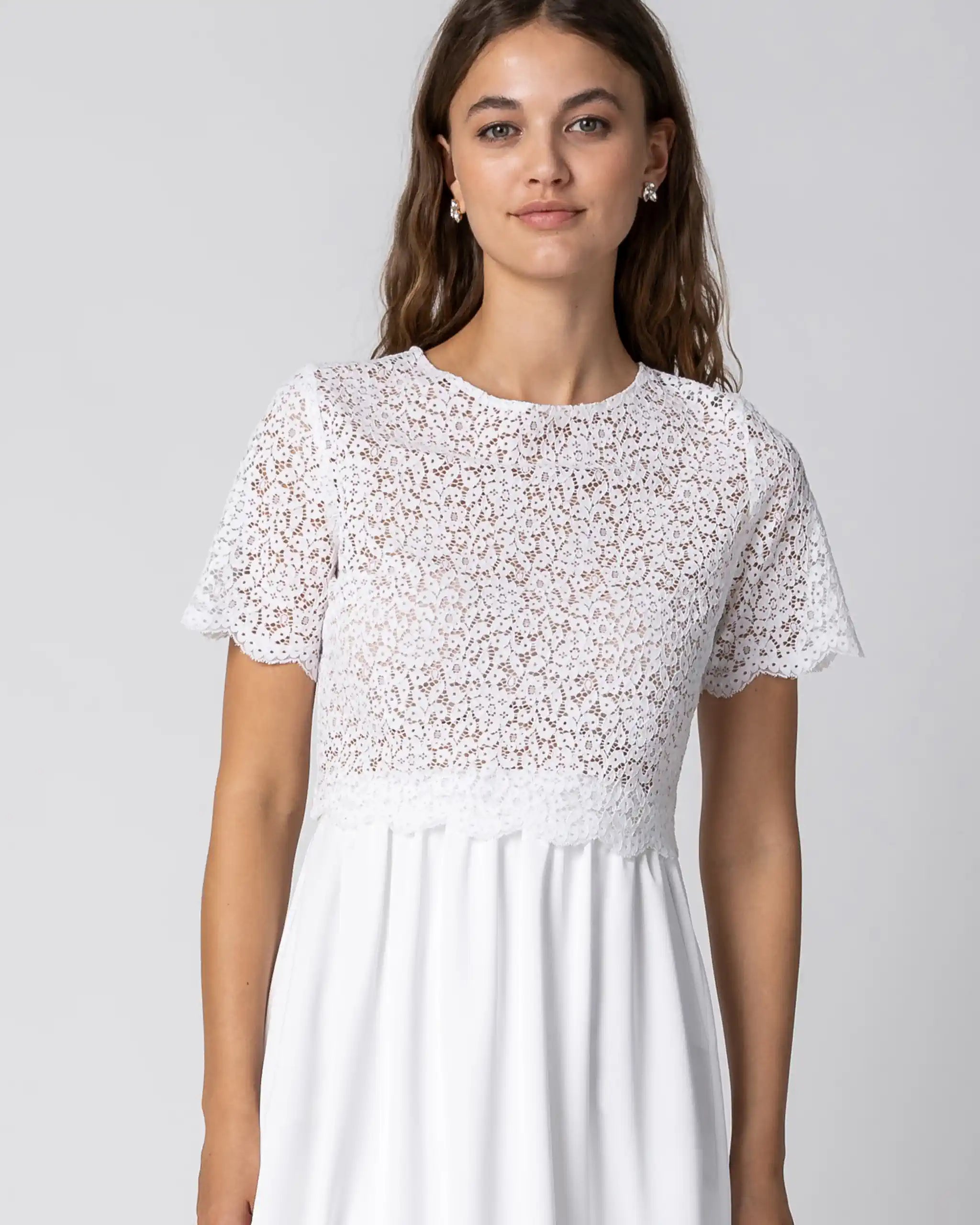Kurzarm Braut Crop Top aus floraler Spitze Ansicht vorne