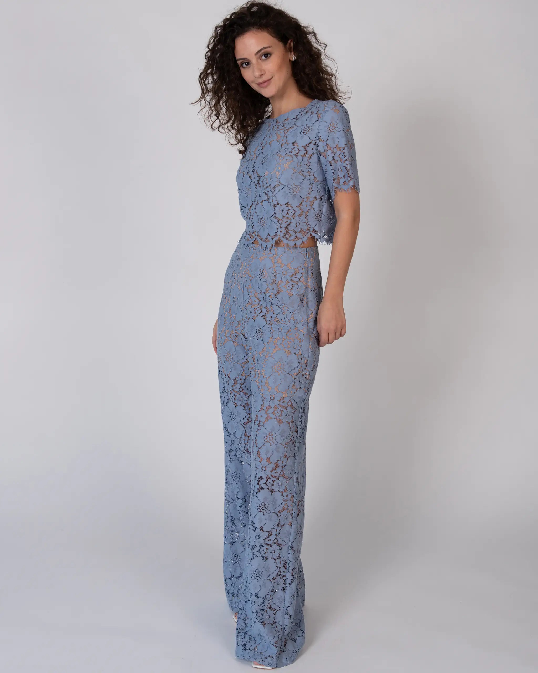 Kurzarm Crop Top aus Vintage Spitze in something blue Ansicht vorne