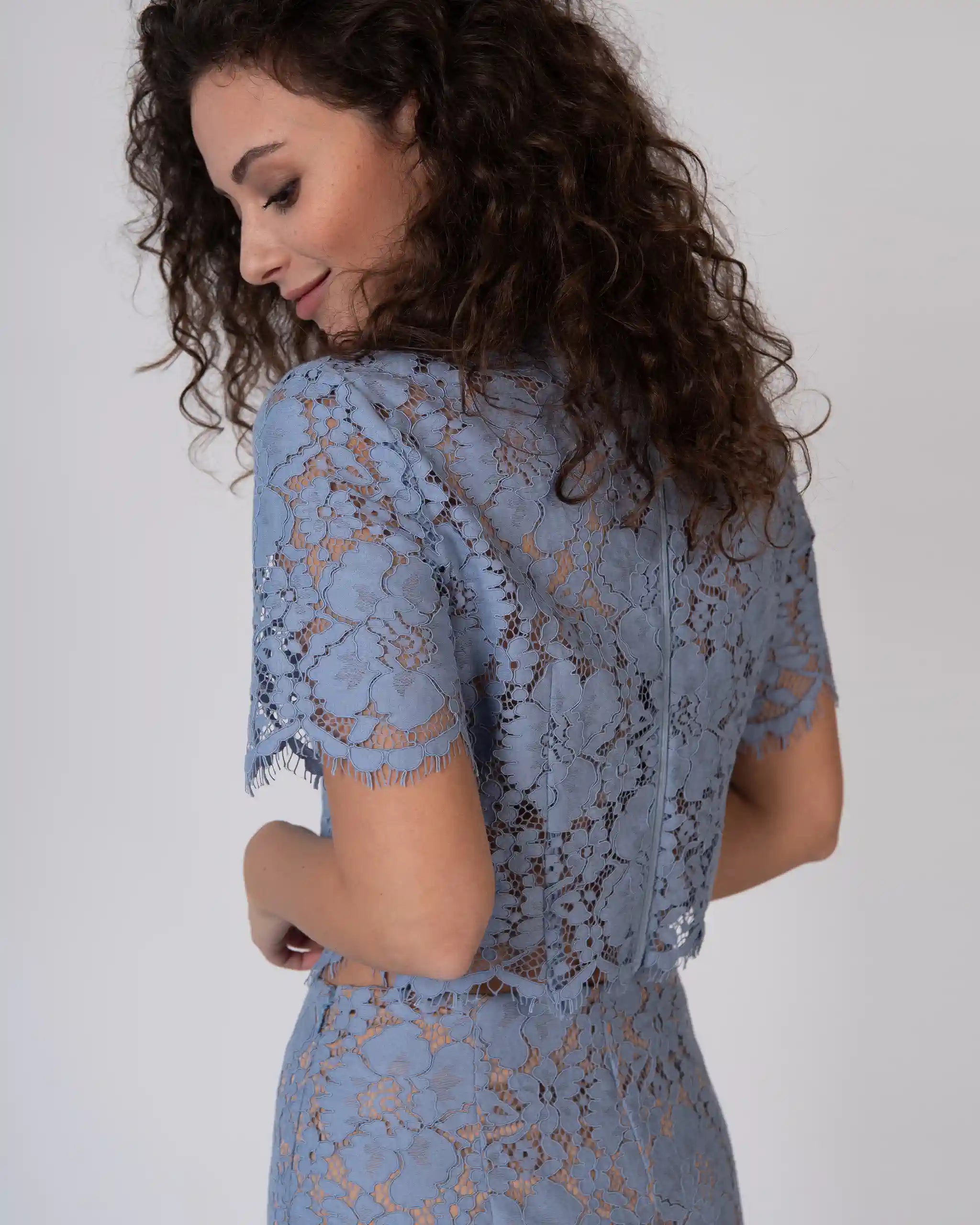 Kurzarm Crop Top aus Vintage Spitze in something blue Ansicht hinten