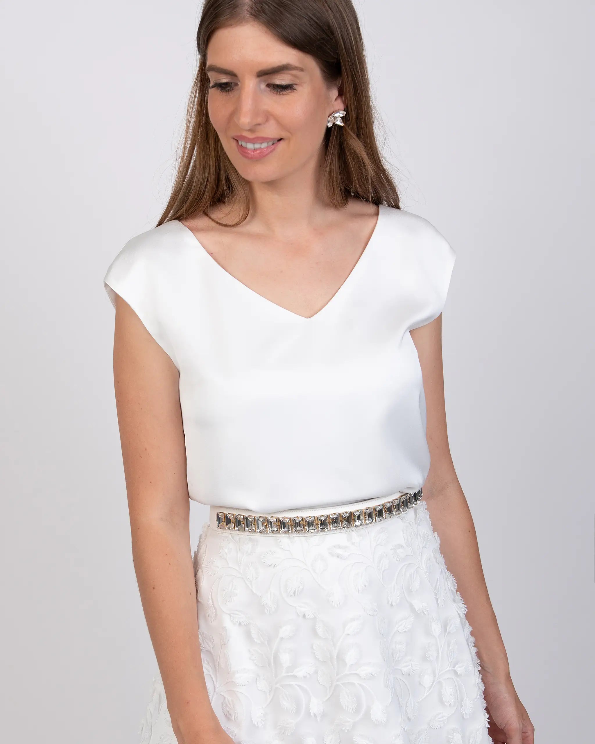Braut Satin Top mit V-Ausschnitt in ivory Freisteller vorne