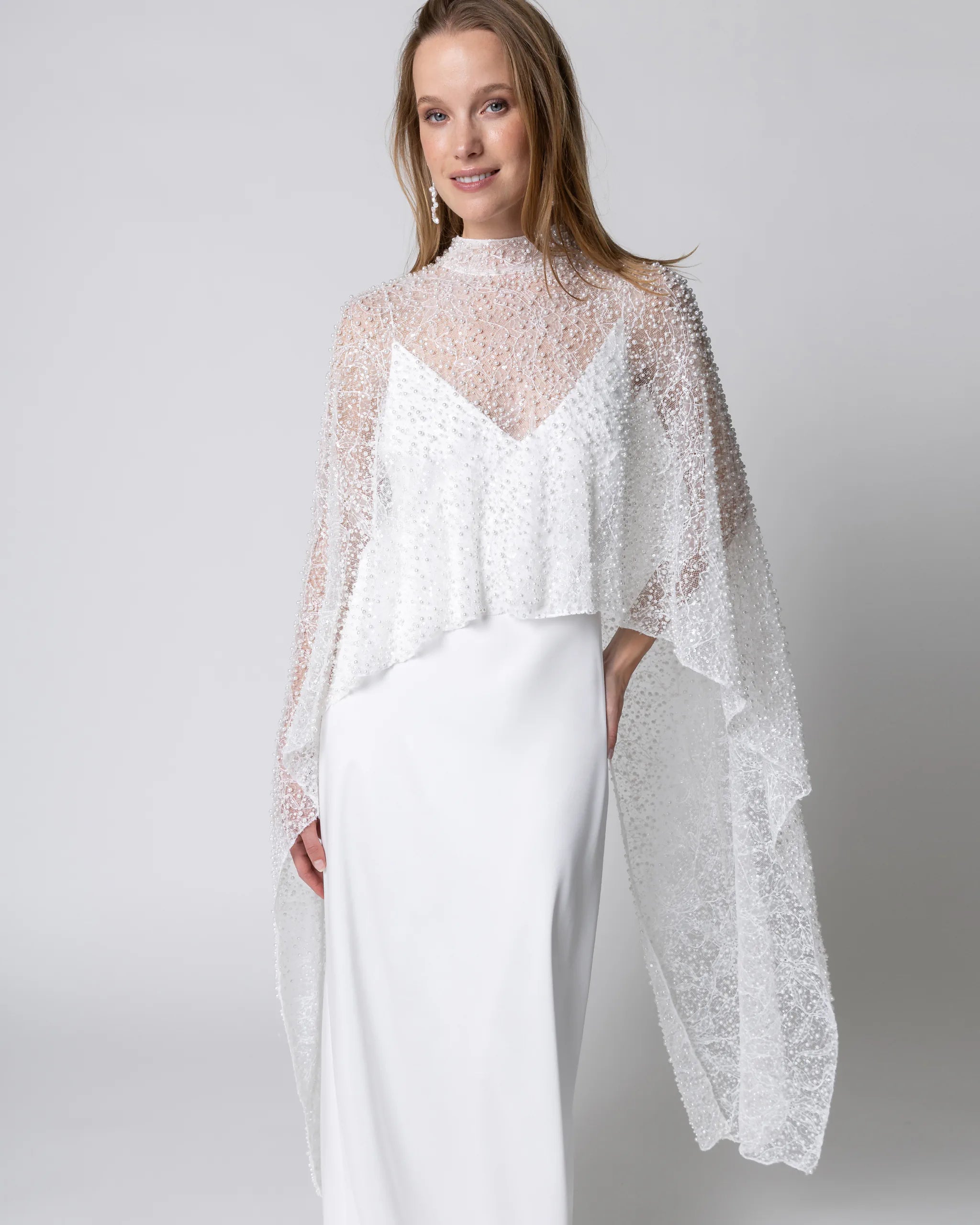 BRAUT PERLEN CAPE Perlenbesetztes Braut Cape mit Stehkragen Ansiicht vorne
