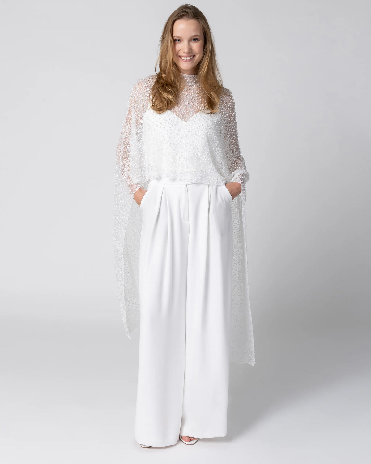BRAUT PERLEN CAPE Perlenbesetztes Braut Cape mit Stehkragen Mit Brauthose Marlene kombiniert