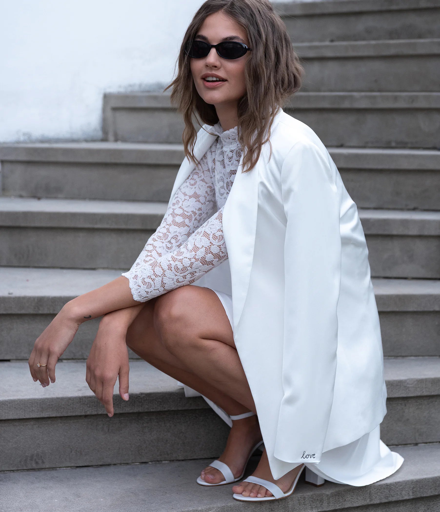 Kurzes Brautkleid mit Spitzenoberteil und Brautblazer
