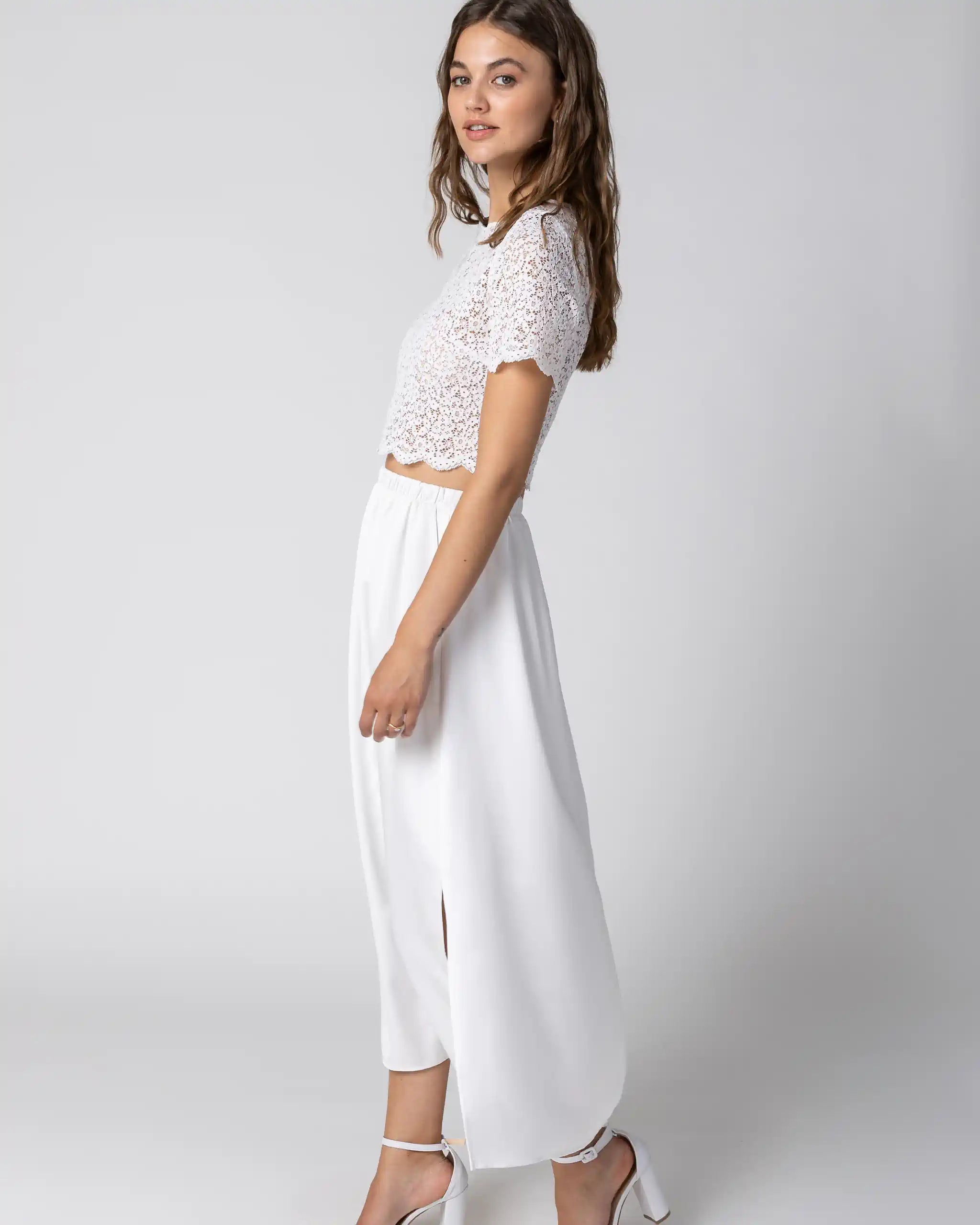 Braut in Boho Standesamtkleid mit Spitzenoberteil und midiweissem Satinrock Ansicht seitlich