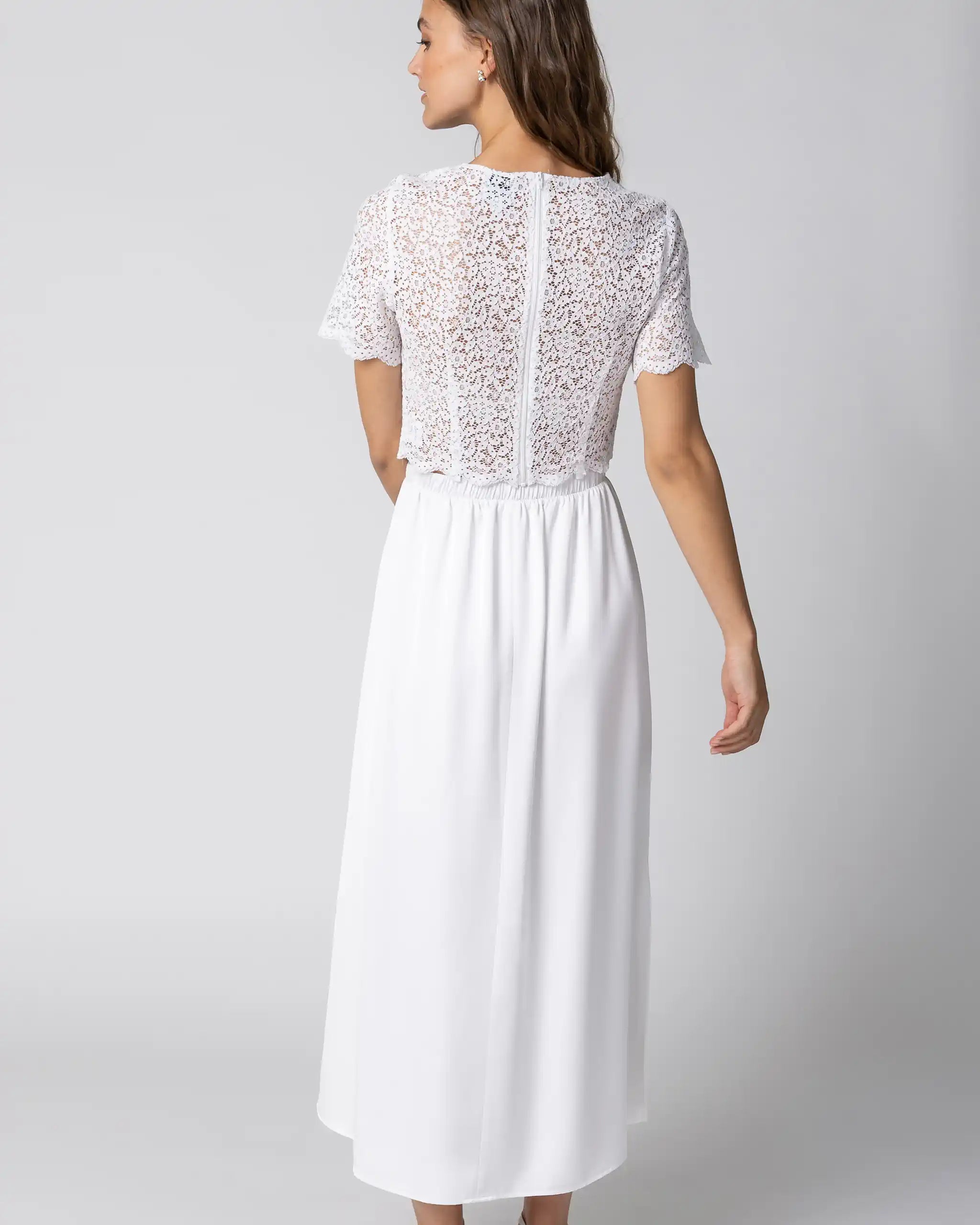 Braut in Boho Standesamtkleid mit Spitzenoberteil und midiweissem Satinrock Ansicht hinten