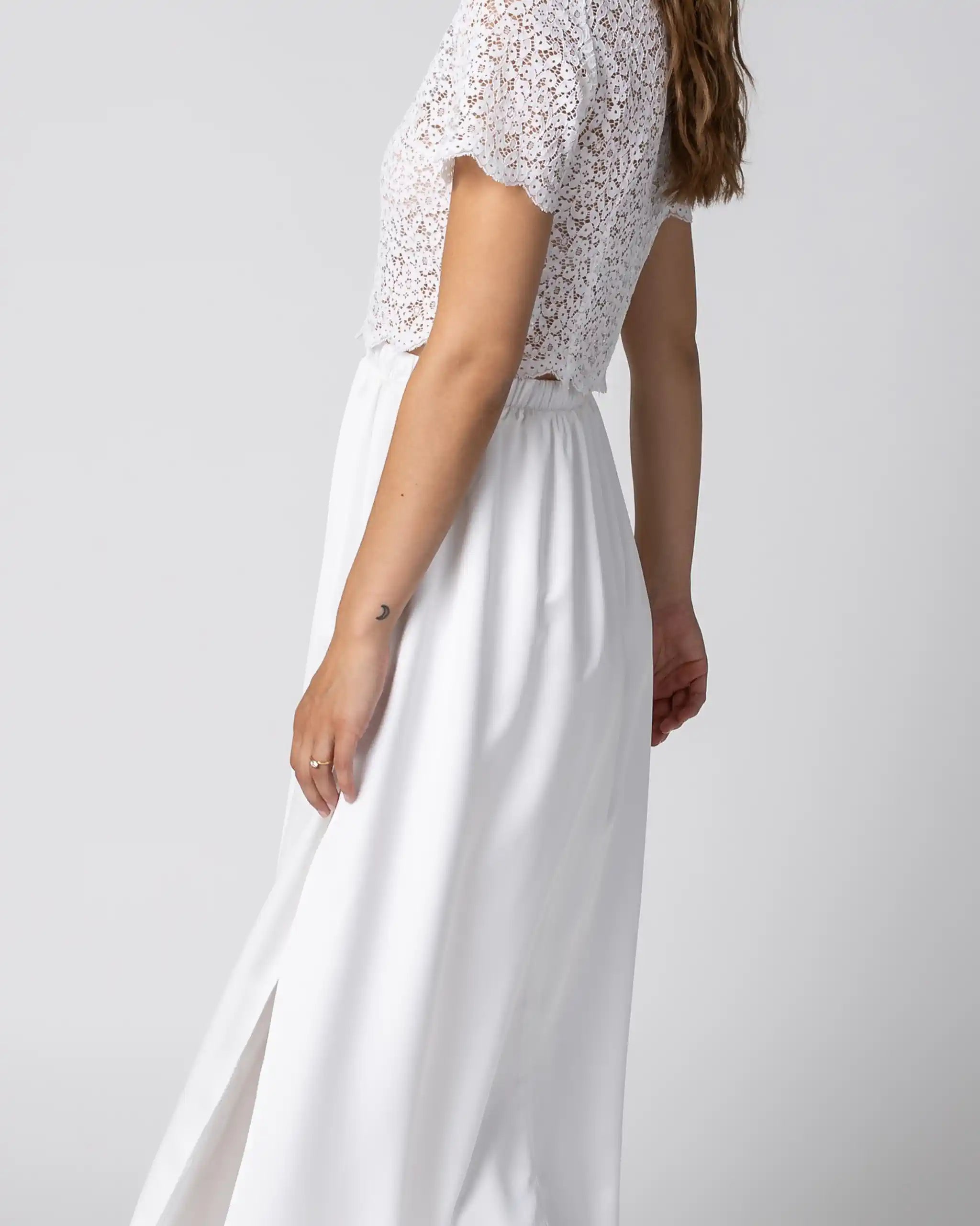 Braut in Boho Standesamtkleid mit Spitzenoberteil und midiweissem Satinrock Detailansicht seitlich