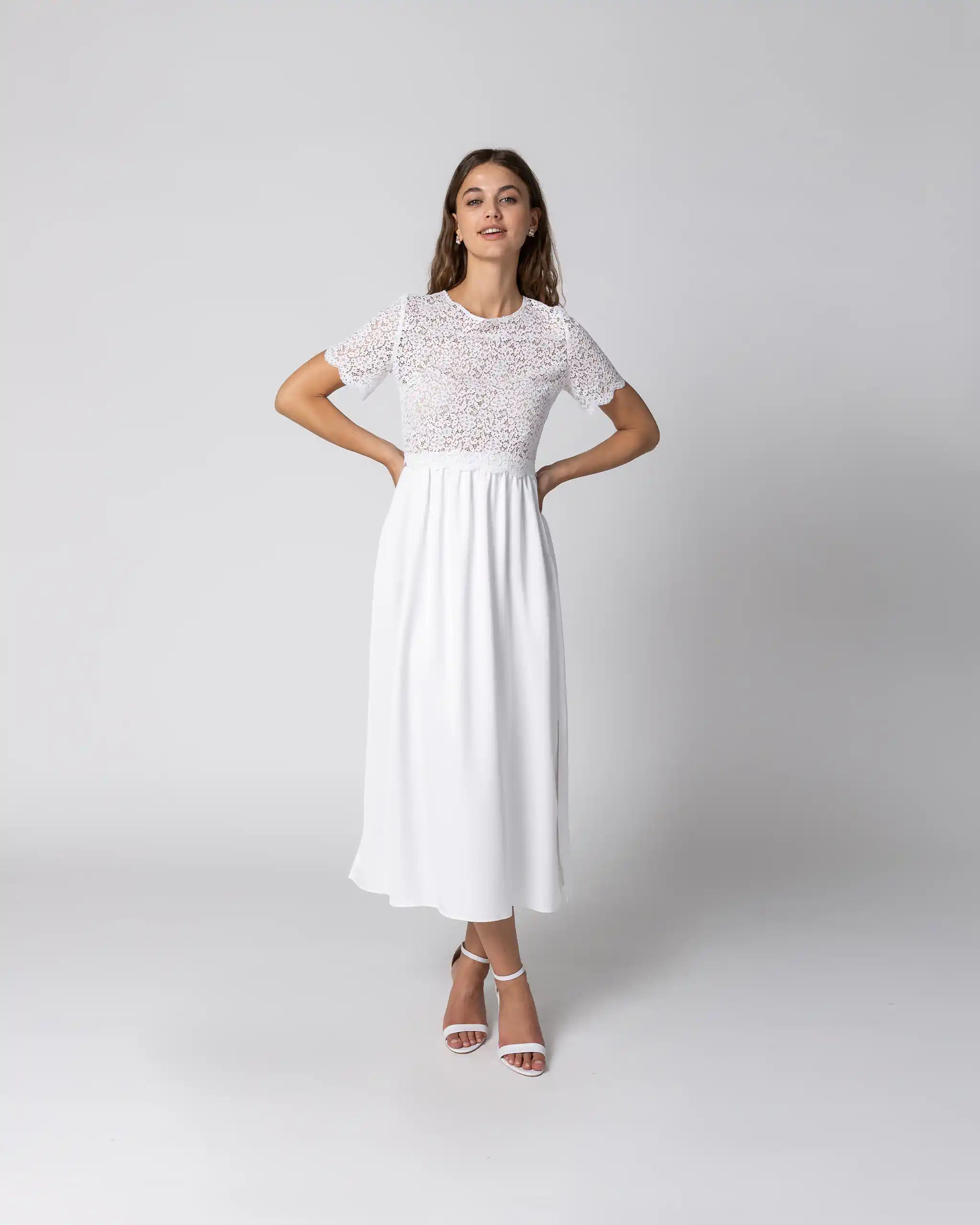 Braut in Boho Standesamtkleid mit Spitzenoberteil und midiweissem Satinrock Ansicht vorne