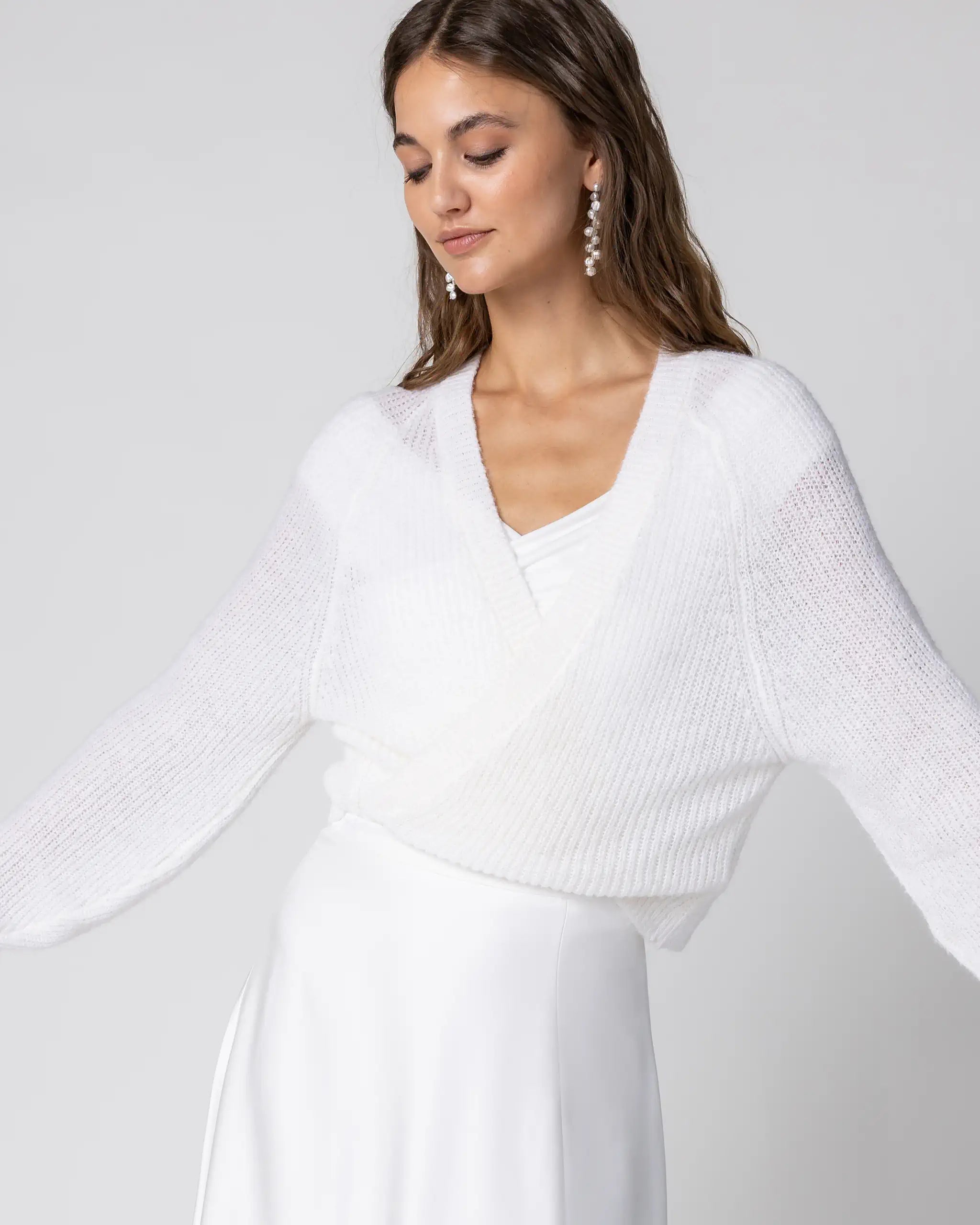 Kurze Braut Strickjacke in ivory Ansicht vorne