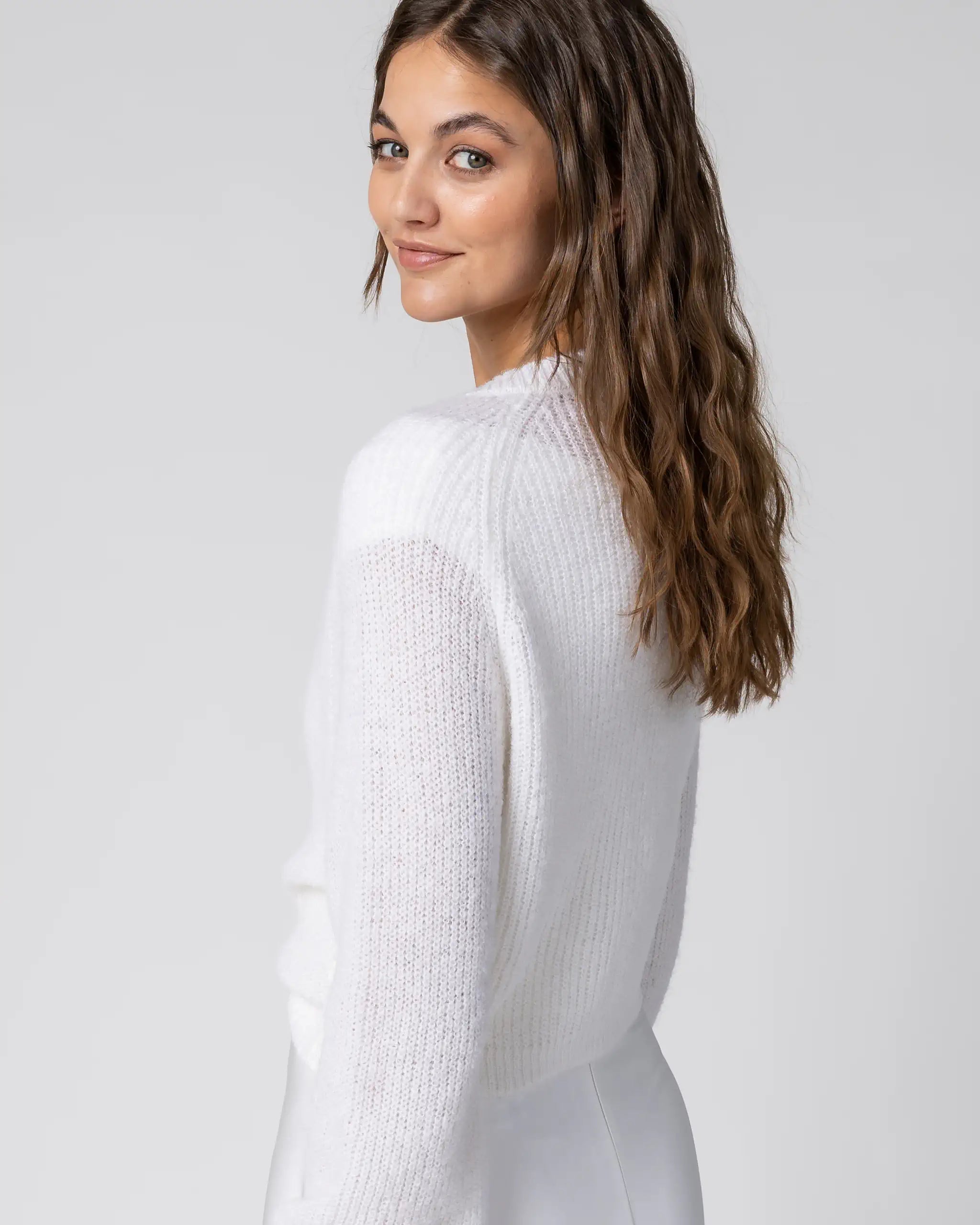 Kurze Braut Strickjacke in ivory Ansicht hinten