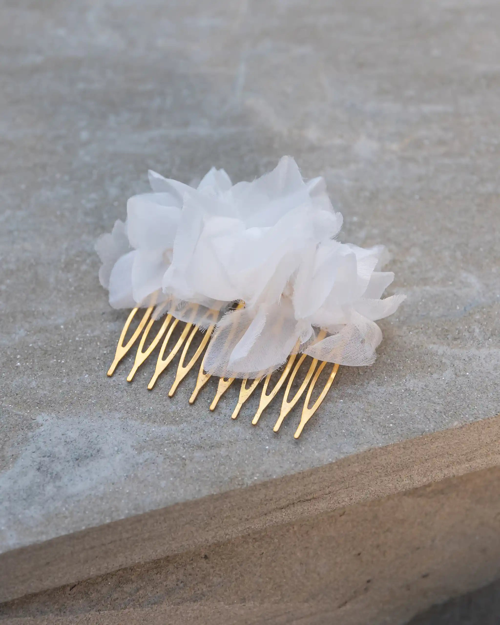 Haarkamm mit Organza Blüten Detailaufnahme