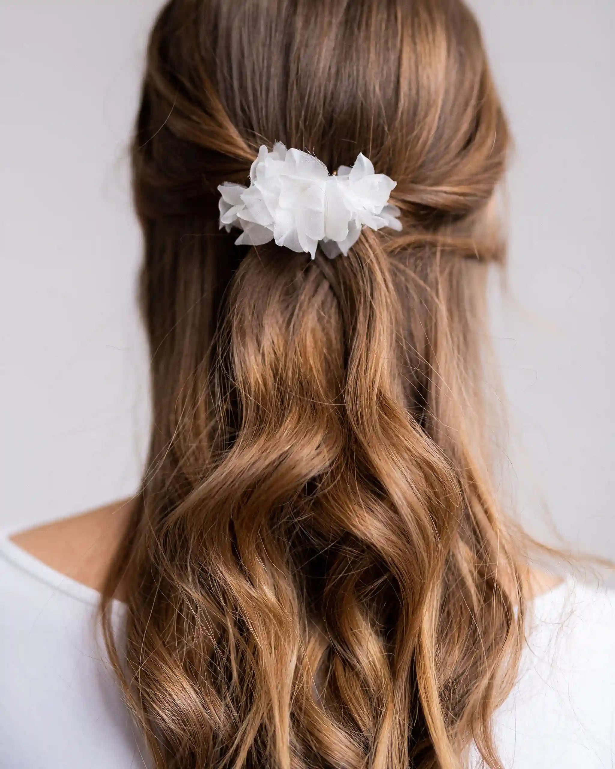 Haarkamm mit Organza Blüten in Brautfrisur