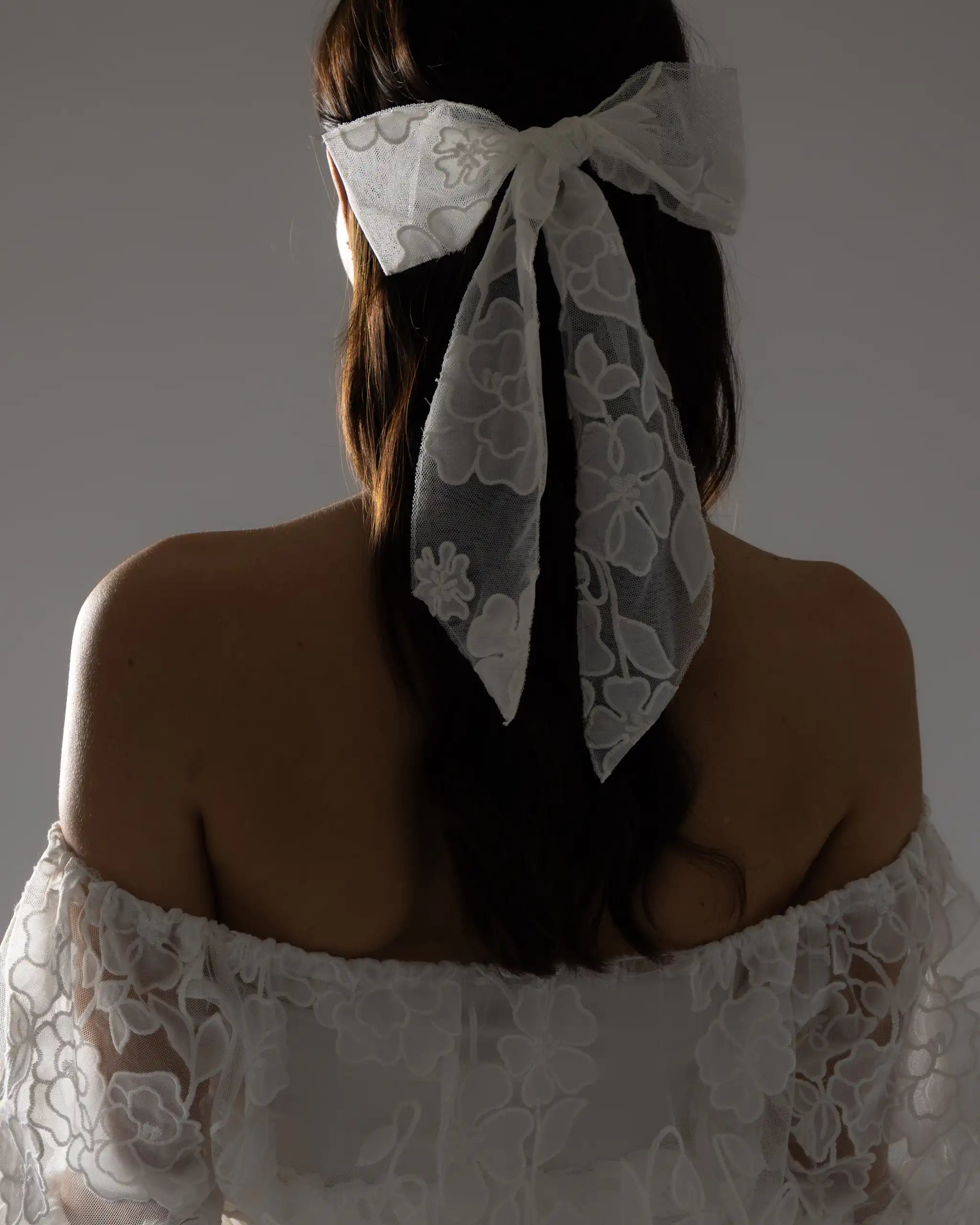 Haarschleife im Boho Stil mit Blumen in Brautfrisur