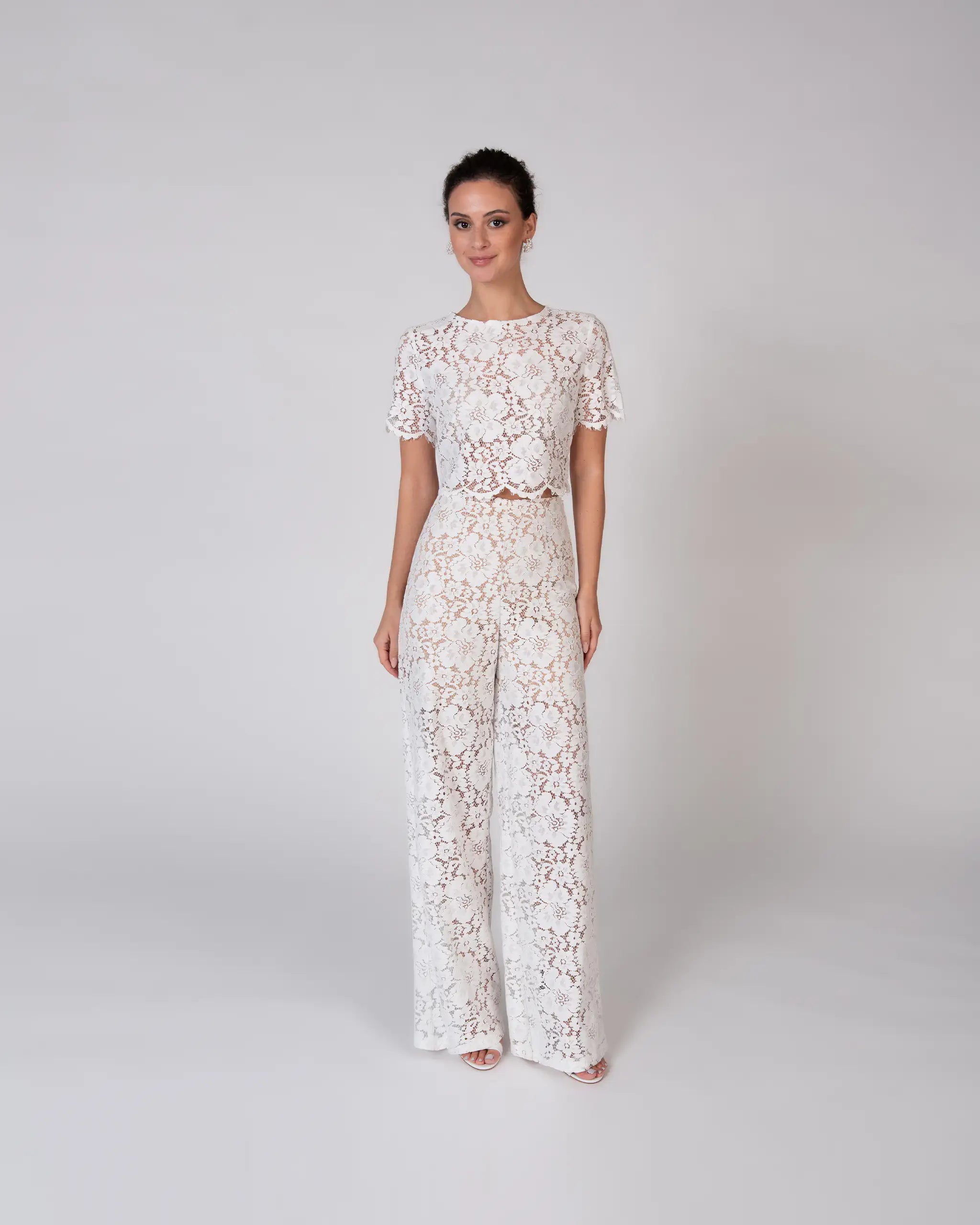 Hosenanzug für die Braut mit Spitzen Hose und Crop Top - Ansicht vorne
