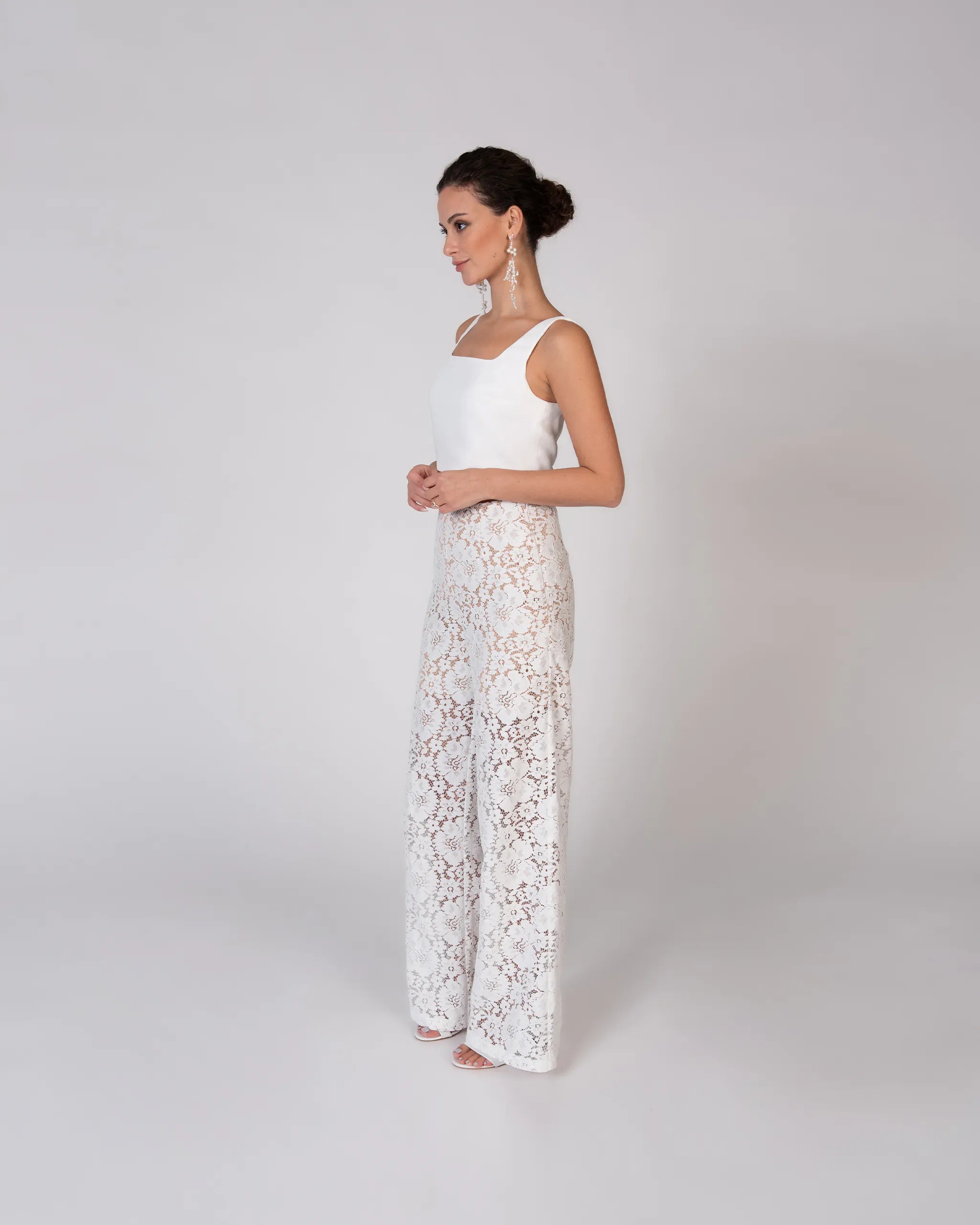 Moderner Hosenanzug mit Brauthose aus Spitze und Twill Top - Ansicht vorne