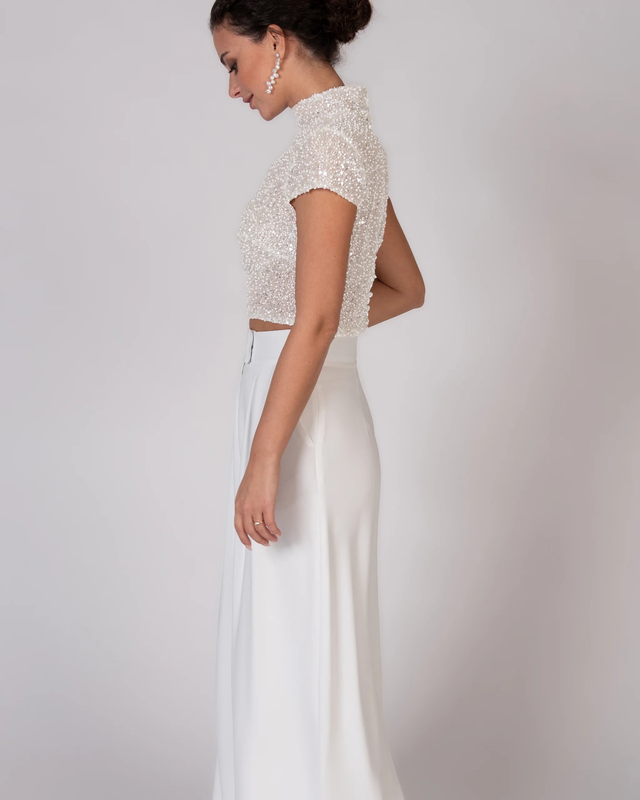 Extravaganter Jumpsuitlook für die Braut mit Perlen Crop Top - Detailansicht