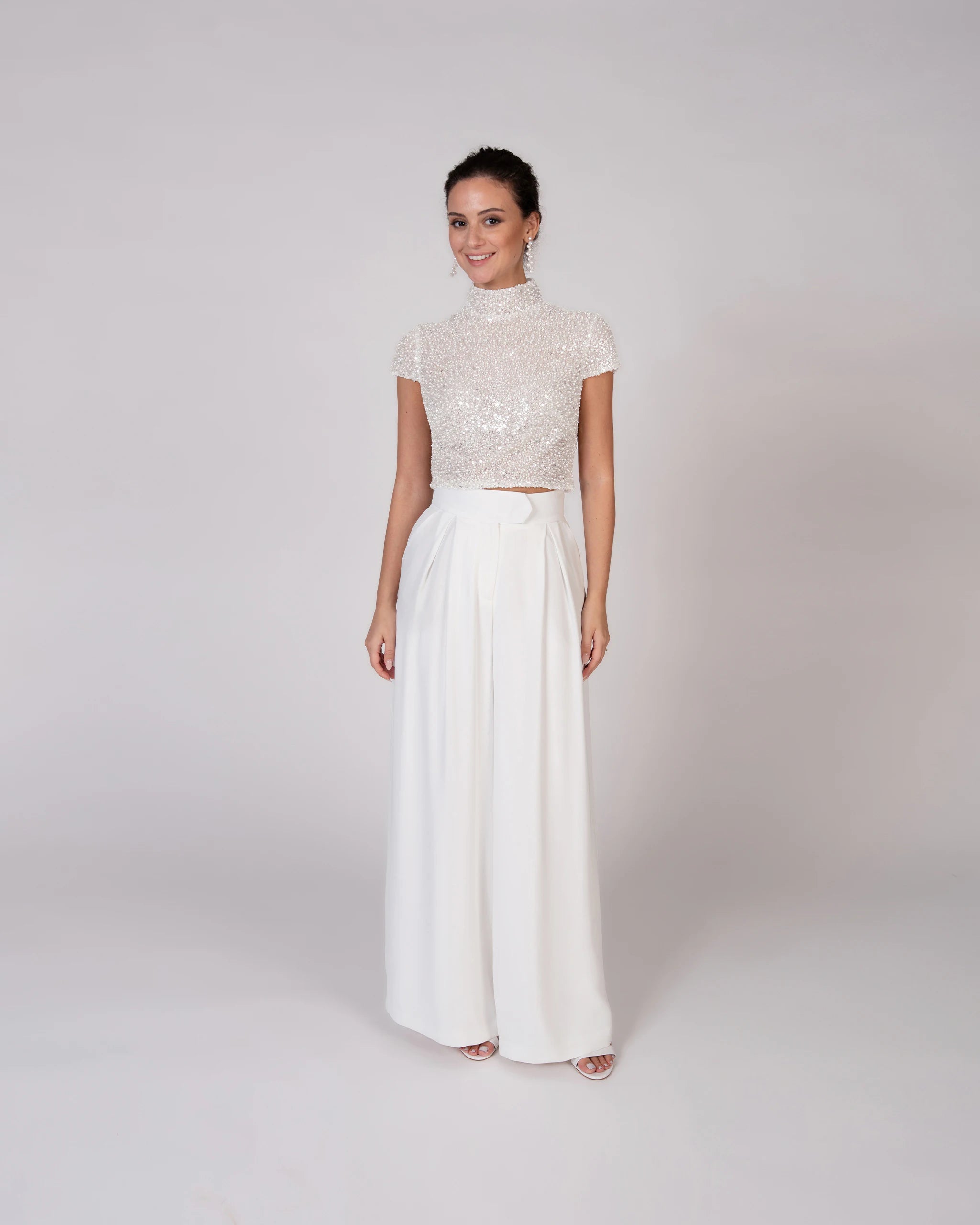 Extravaganter Jumpsuitlook für die Braut mit Perlen Crop Top - Ansicht vorne