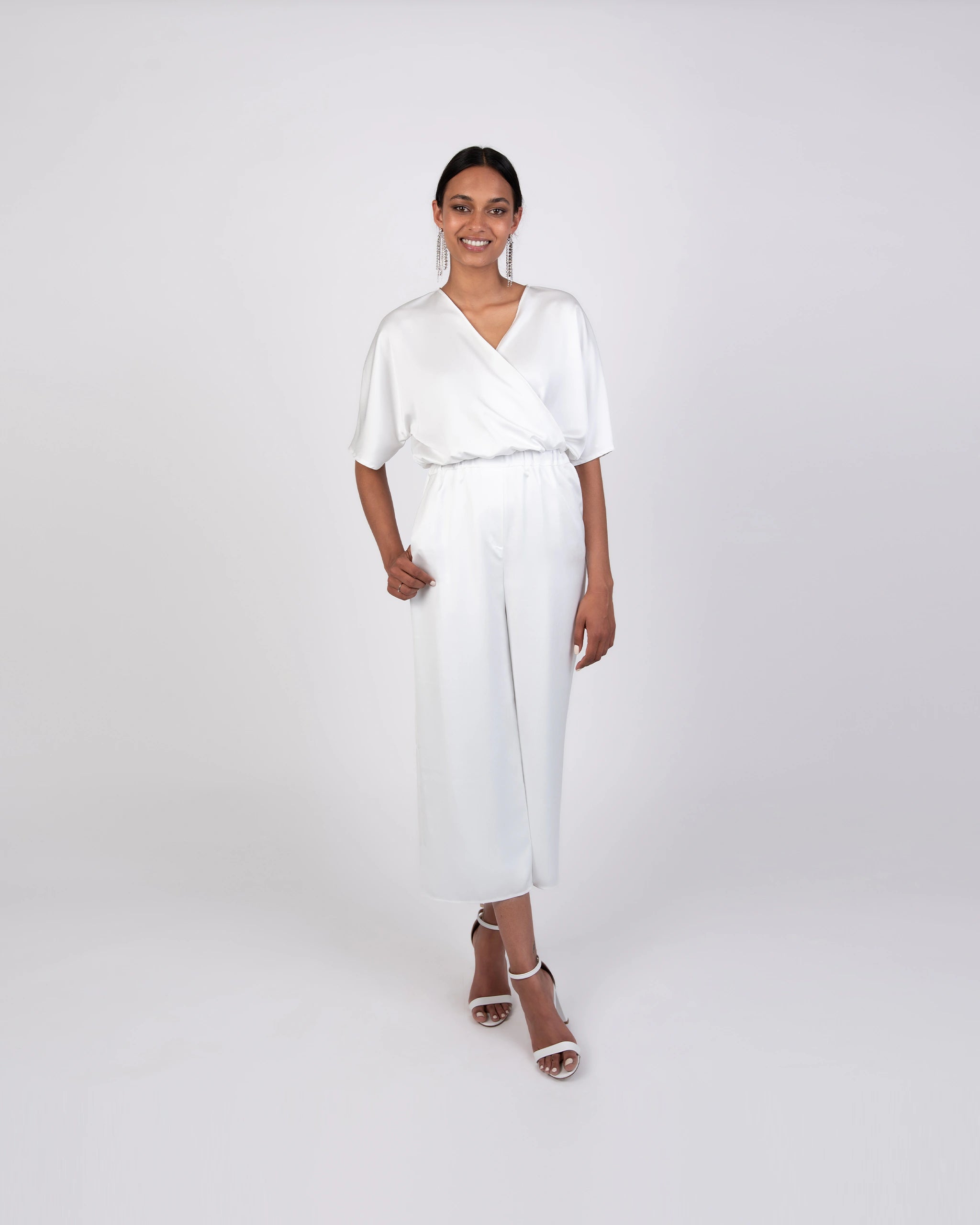 Eleganter Hosenanzug aus Satin für die Braut - Ansicht vorne