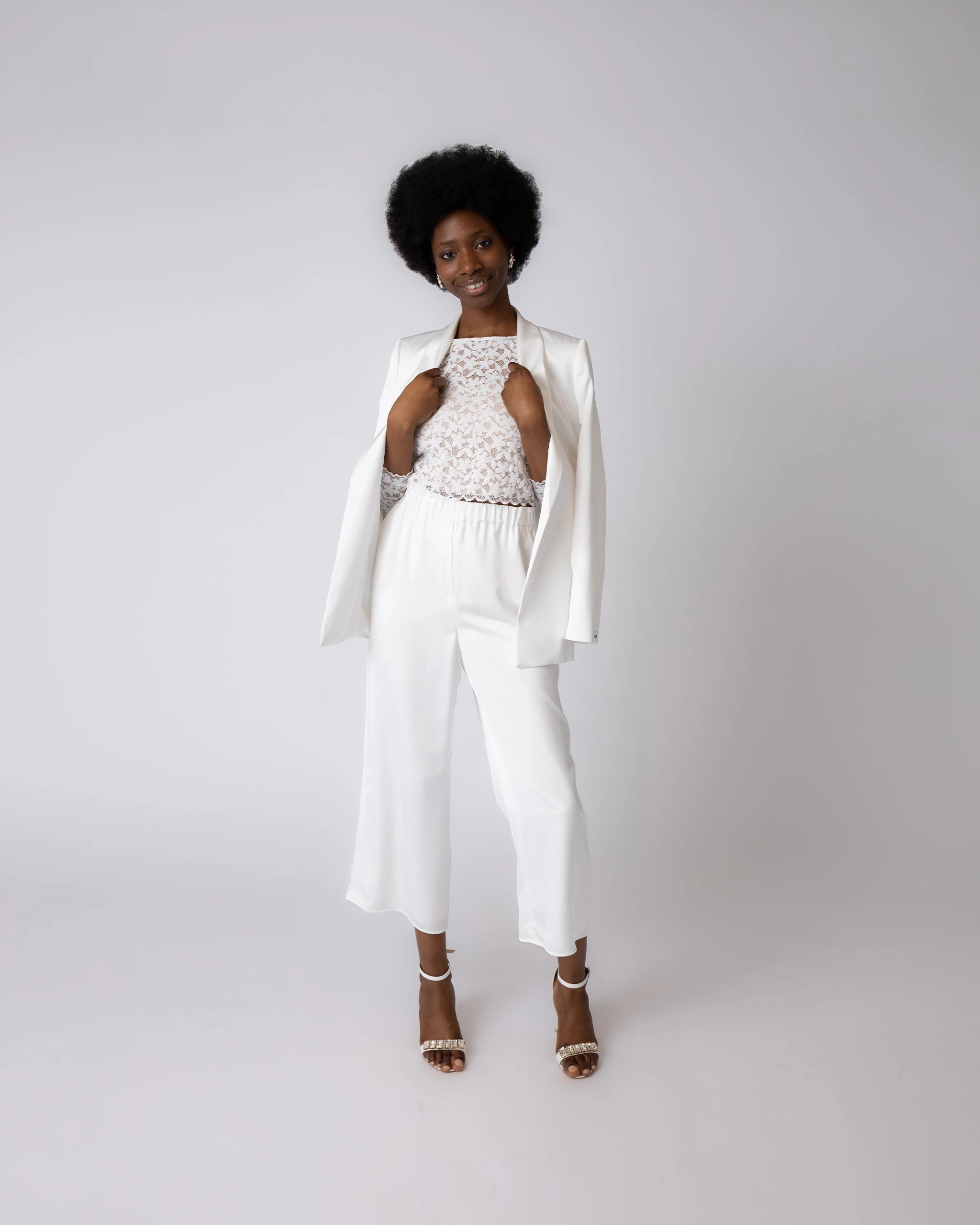 Braut Hosenanzug mit weiter Hose aus Satin und Crop Top - Ansicht vorne