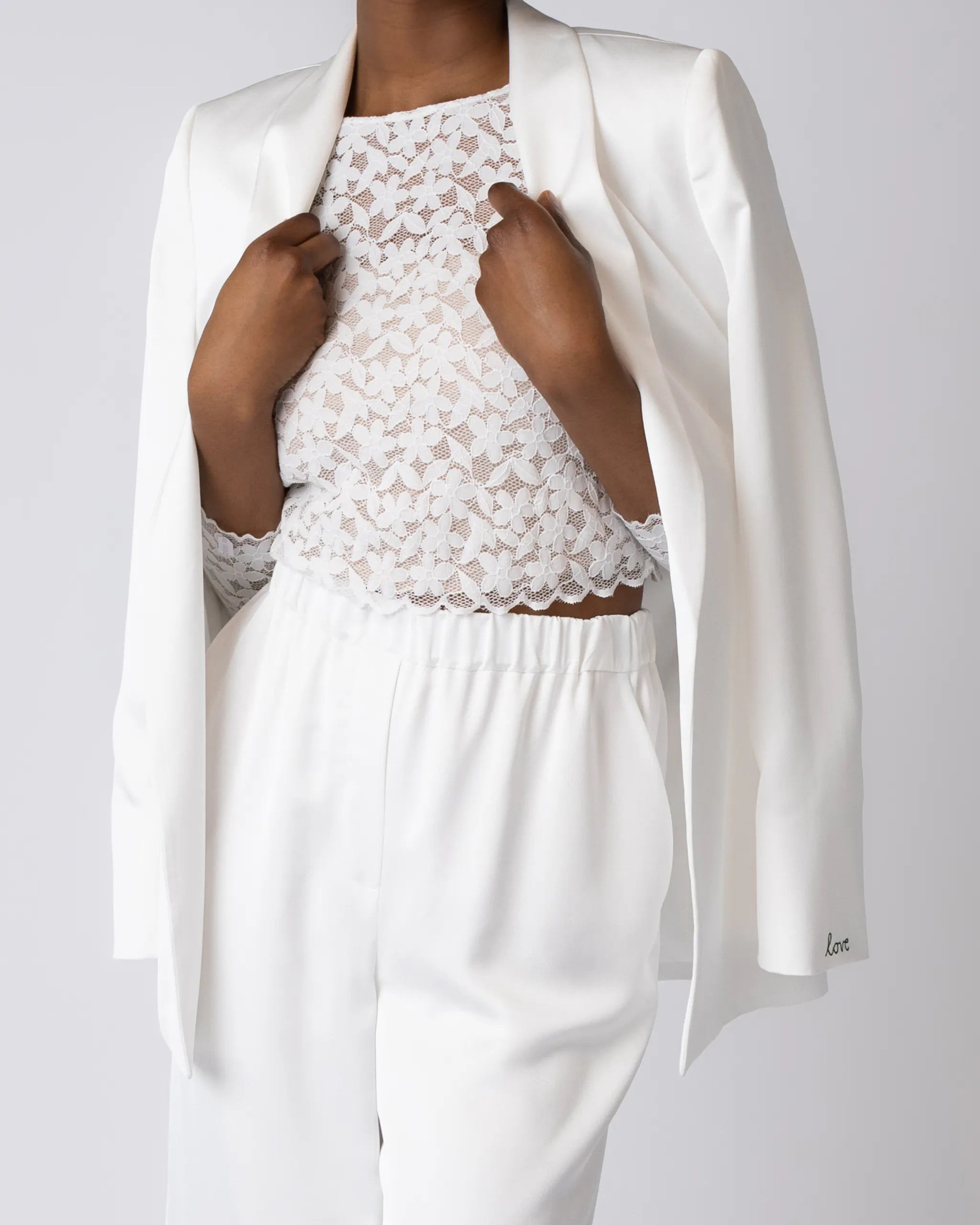 Braut Hosenanzug mit weiter Hose aus Satin und Crop Top - Detailansicht