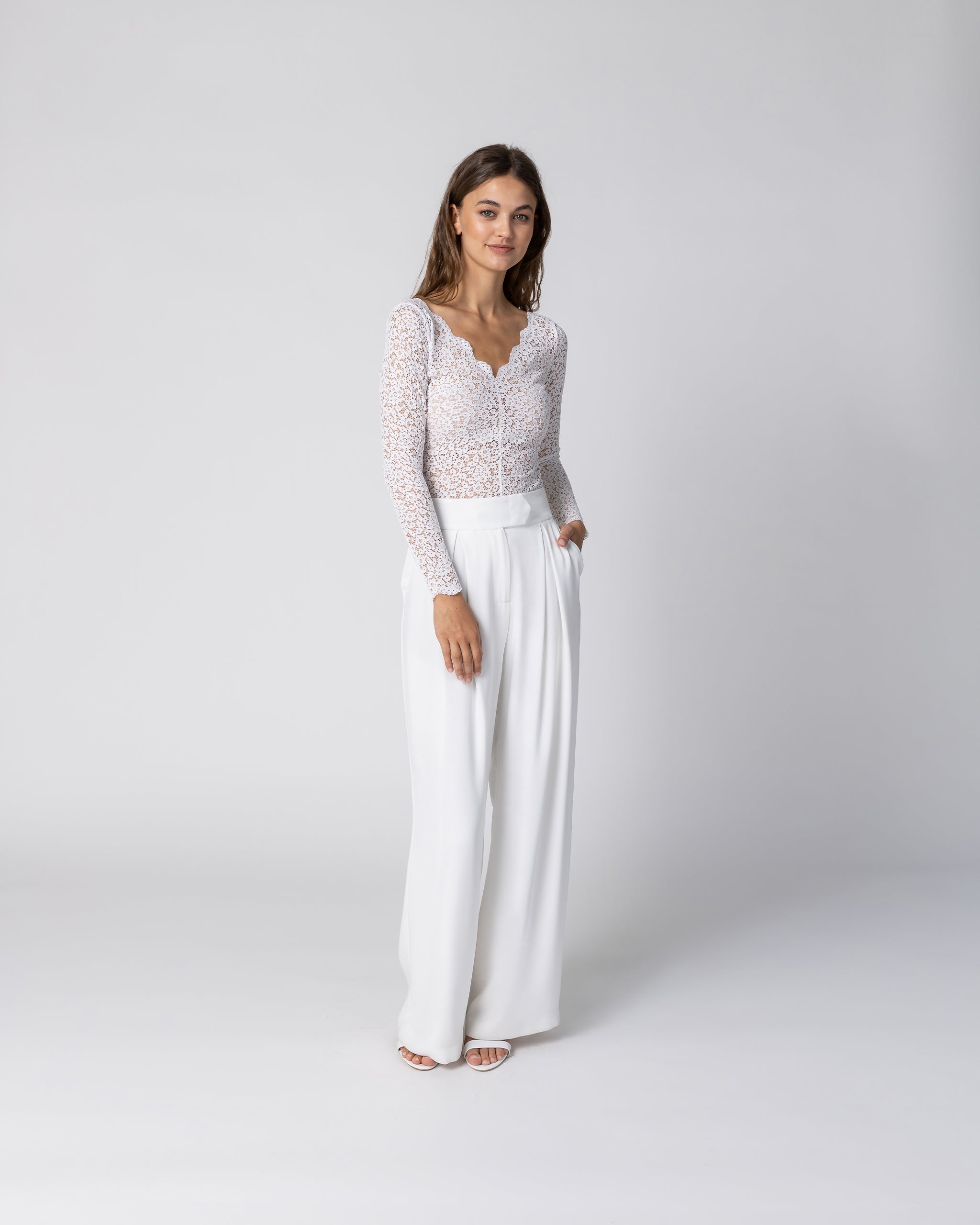 Braut Jumpsuit Hosenanzug mit floralem langarm Spitzenbody & Marlene Hose Ansicht vorne