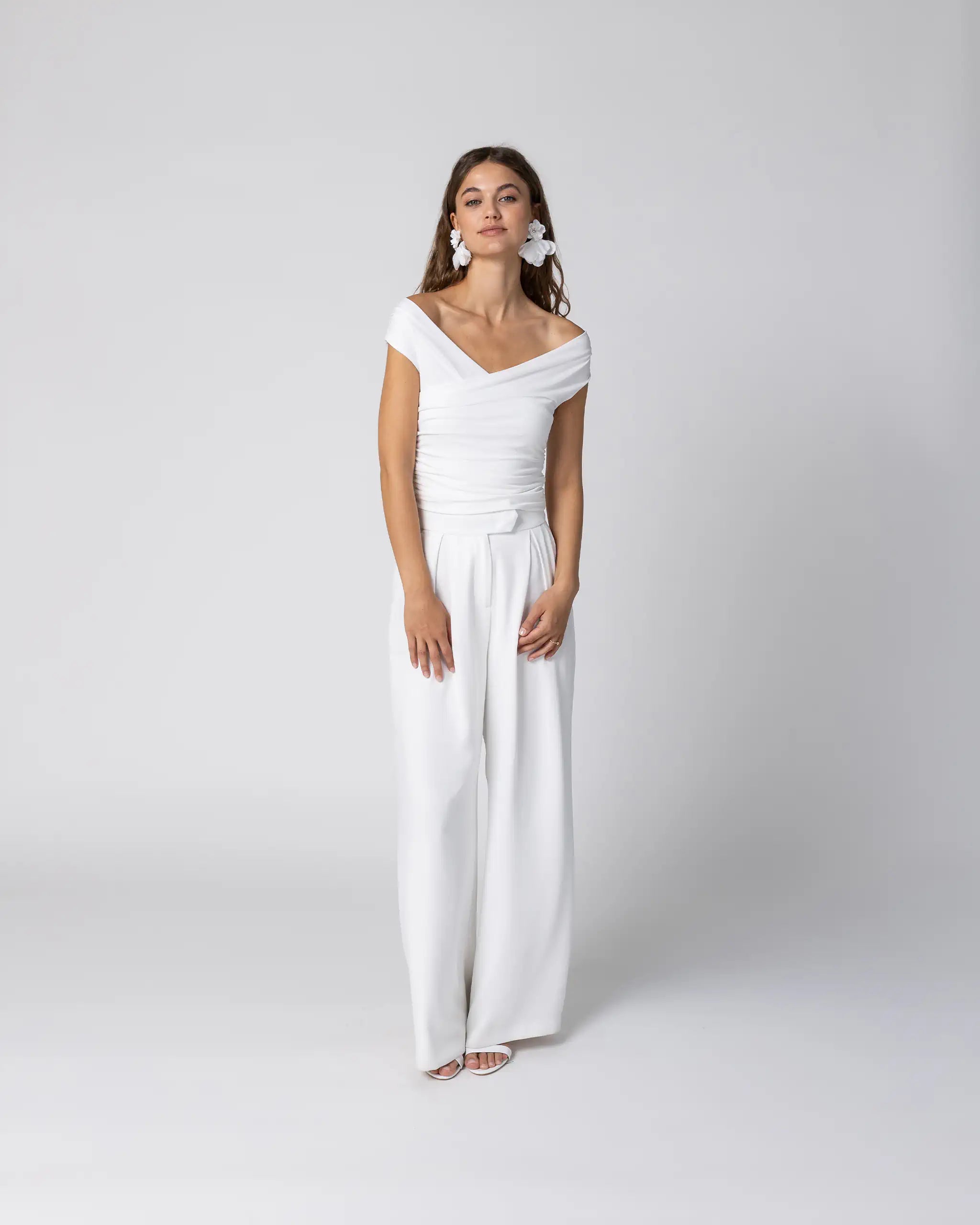 Braut Jumpsuit mit moderner weiter Hose und drapiertem Top - Ansicht vorne