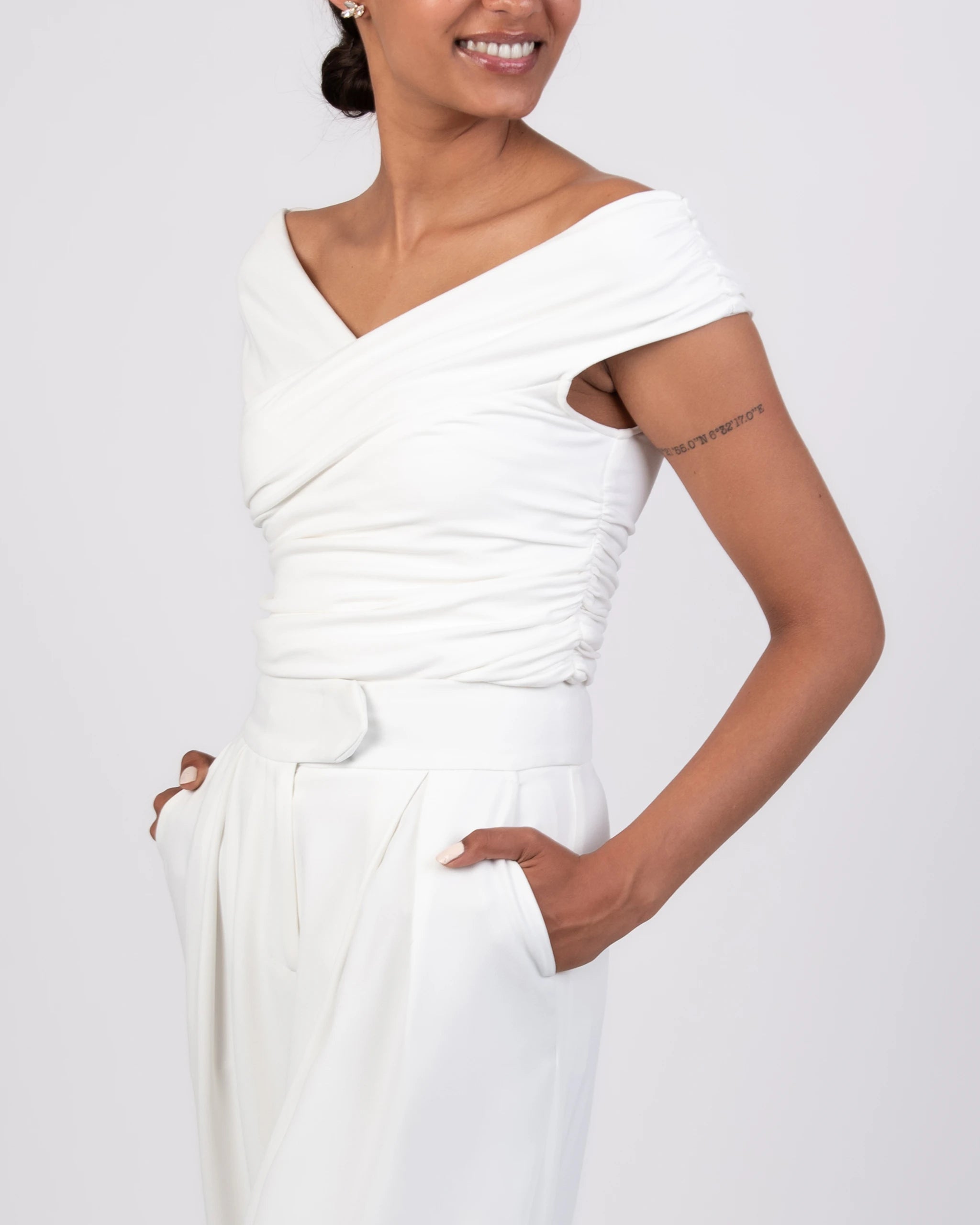 Braut Jumpsuit mit moderner weiter Hose und drapiertem Top - Detailansicht