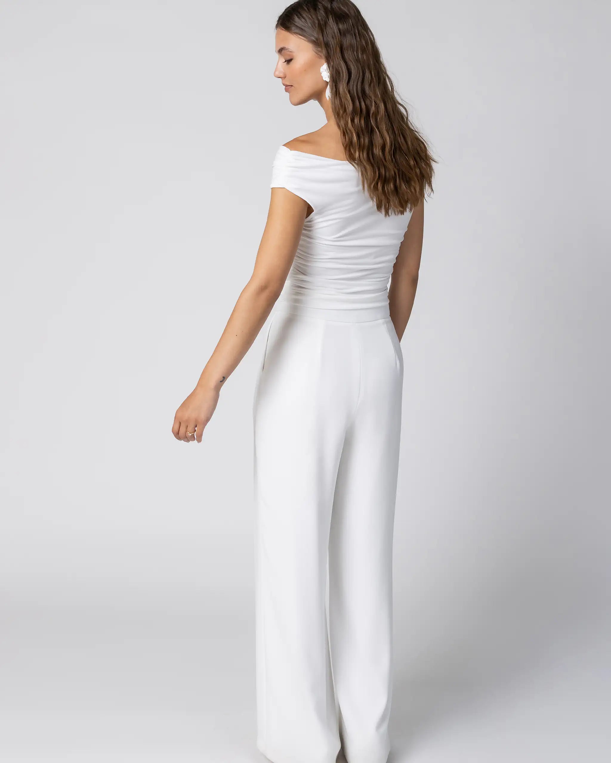 Braut Jumpsuit mit moderner weiter Hose und drapiertem Top - Ansicht hinten