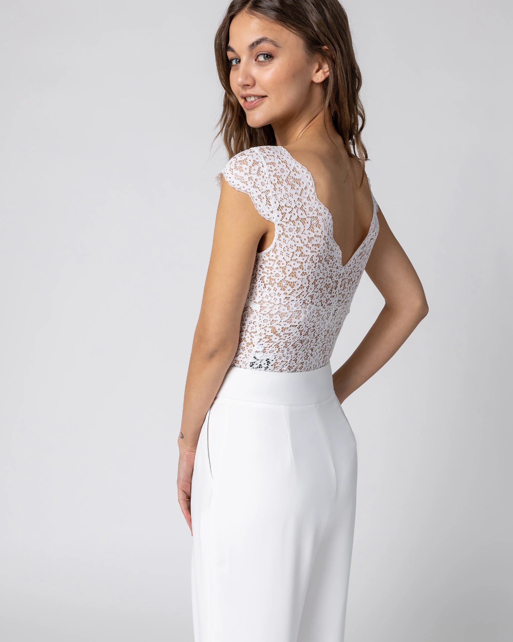 Braut in Braut Jumpsuit mit floralem Spitzenoberteil und weiter Marlene Hose in Ivory Ansicht hinten