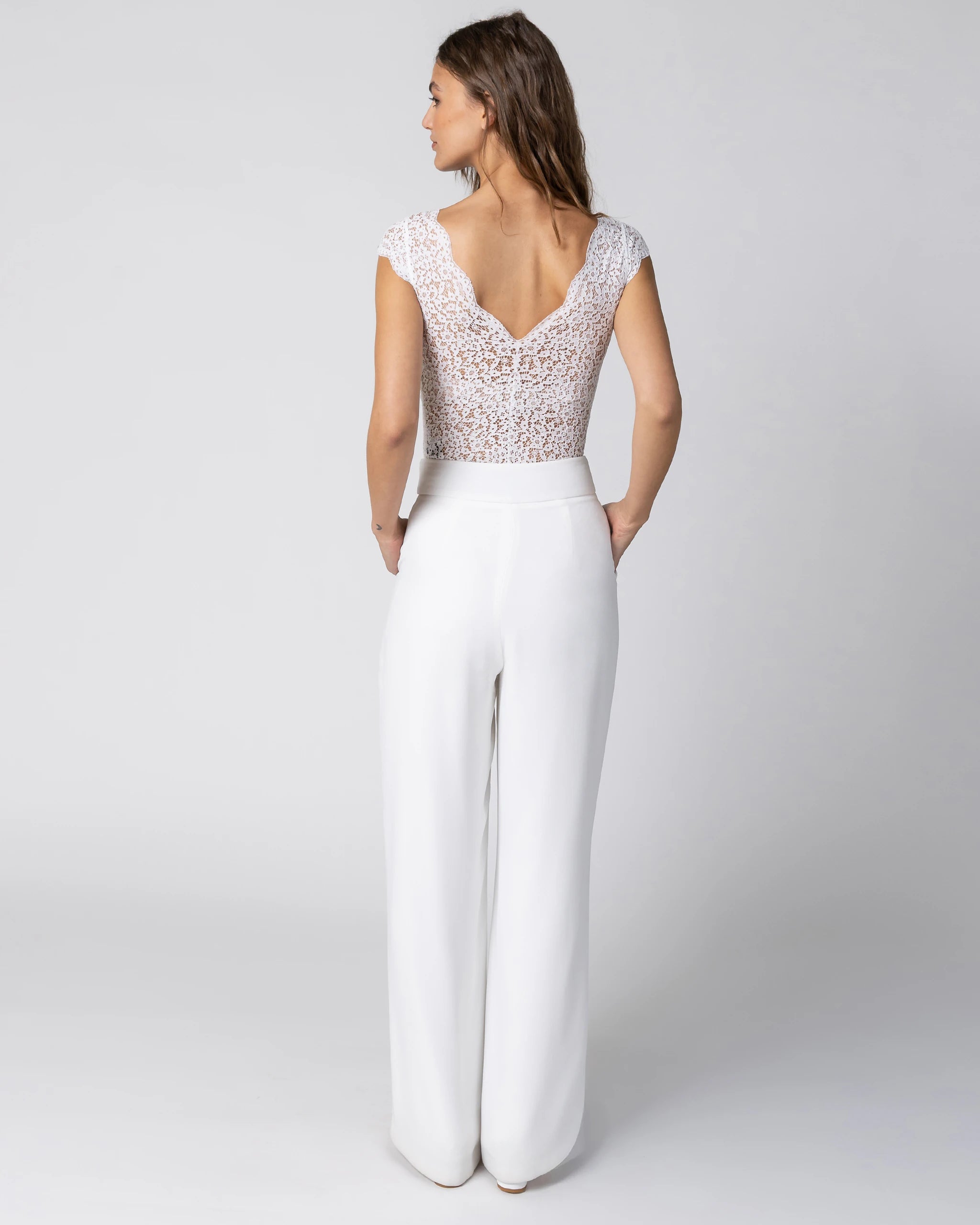 Braut in Braut Jumpsuit mit floralem Spitzenoberteil und weiter Marlene Hose in Ivory Ansicht hinten