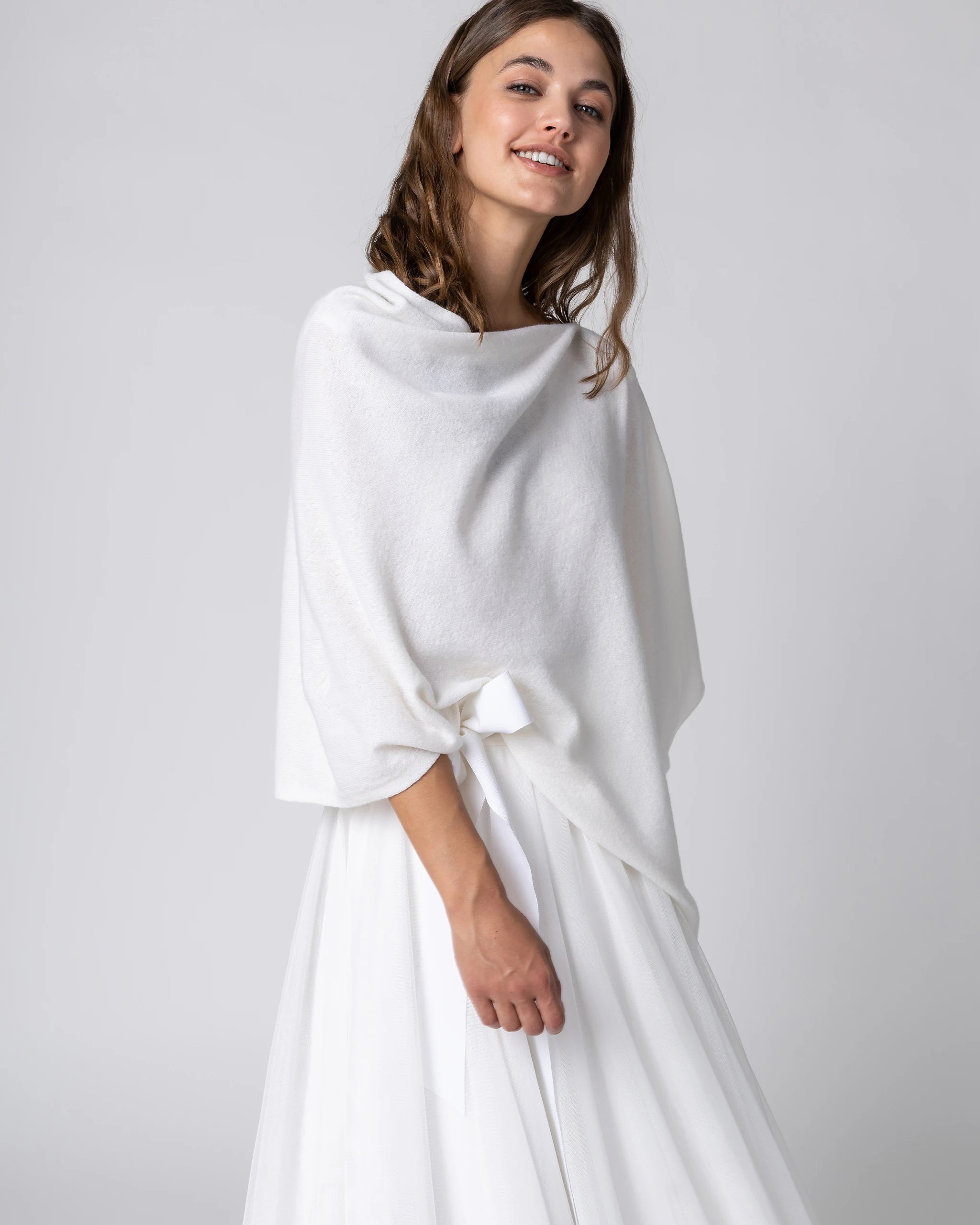 Braut Poncho in Ivory Ansicht seitlich