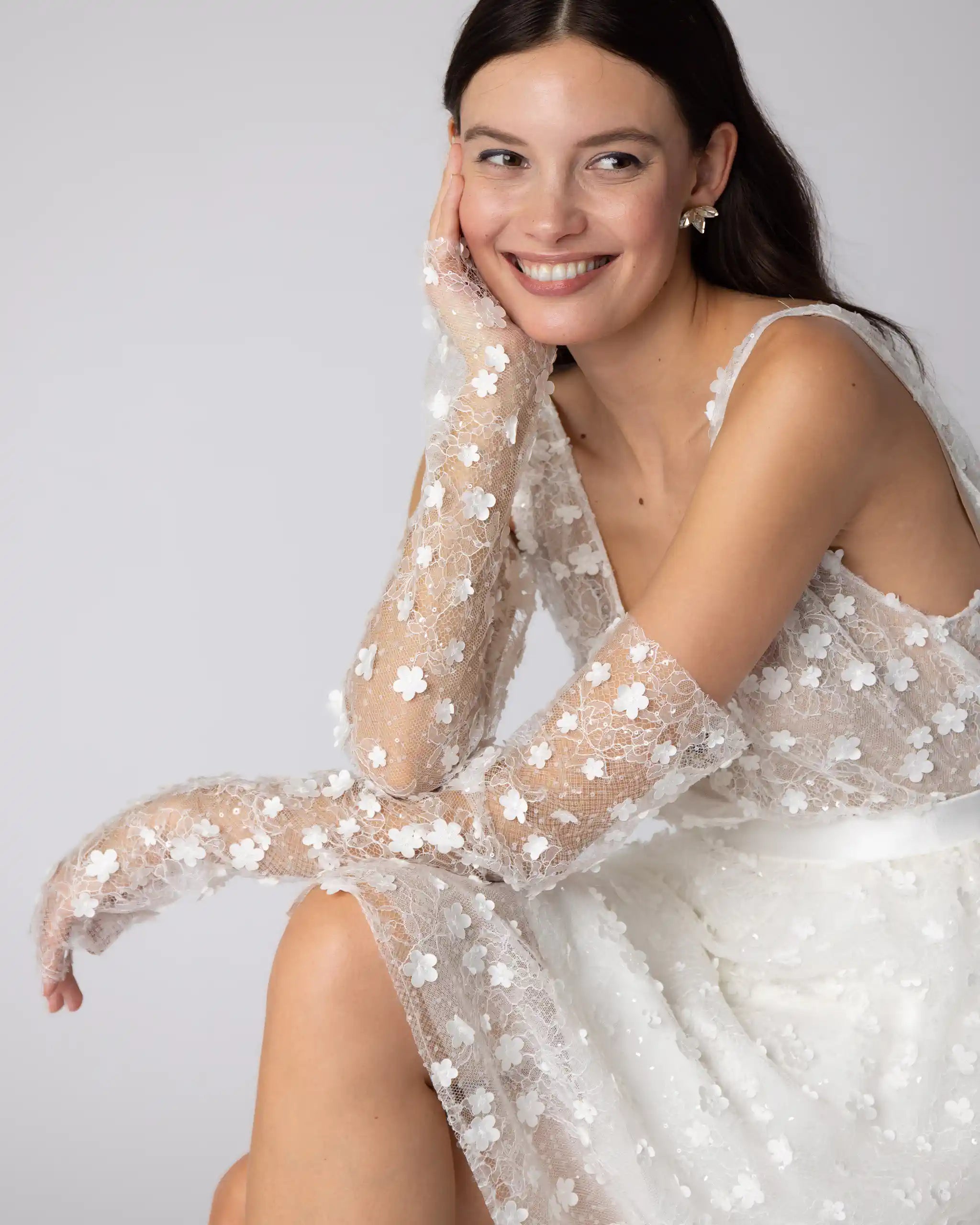 Braut Handschuhe mit 3D-Blüten am Model