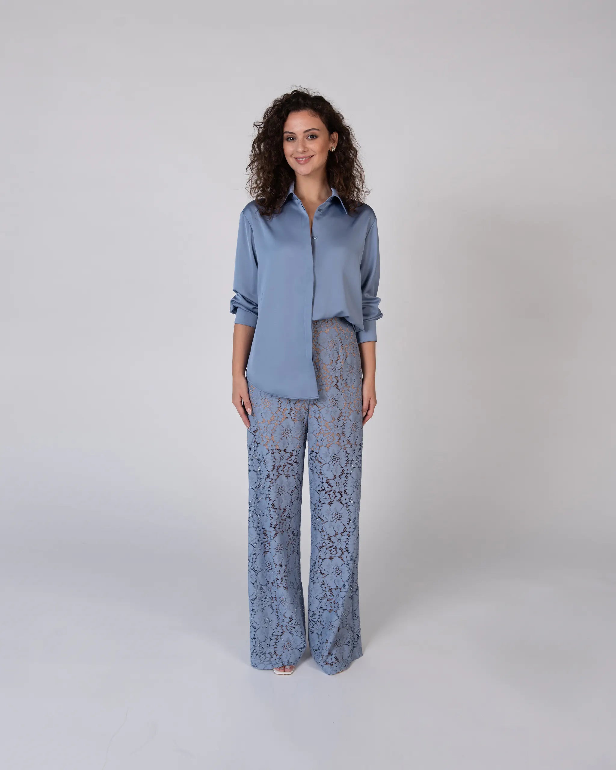 Schlichter Jumpsuitlook für die moderne Brautjungfer mit Spitzen Hose - Ansicht vorne