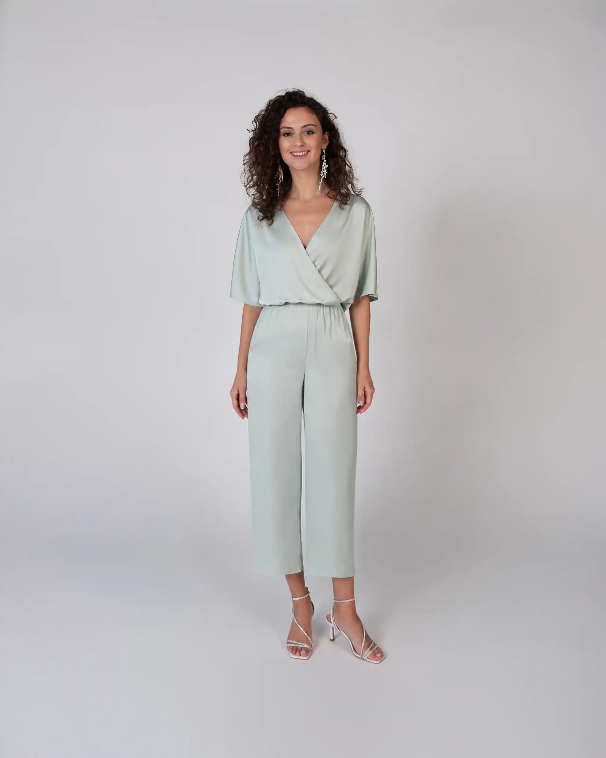 Schlichter Jumpsuitlook für Brautjungfern aus Satin - Ansicht vorne